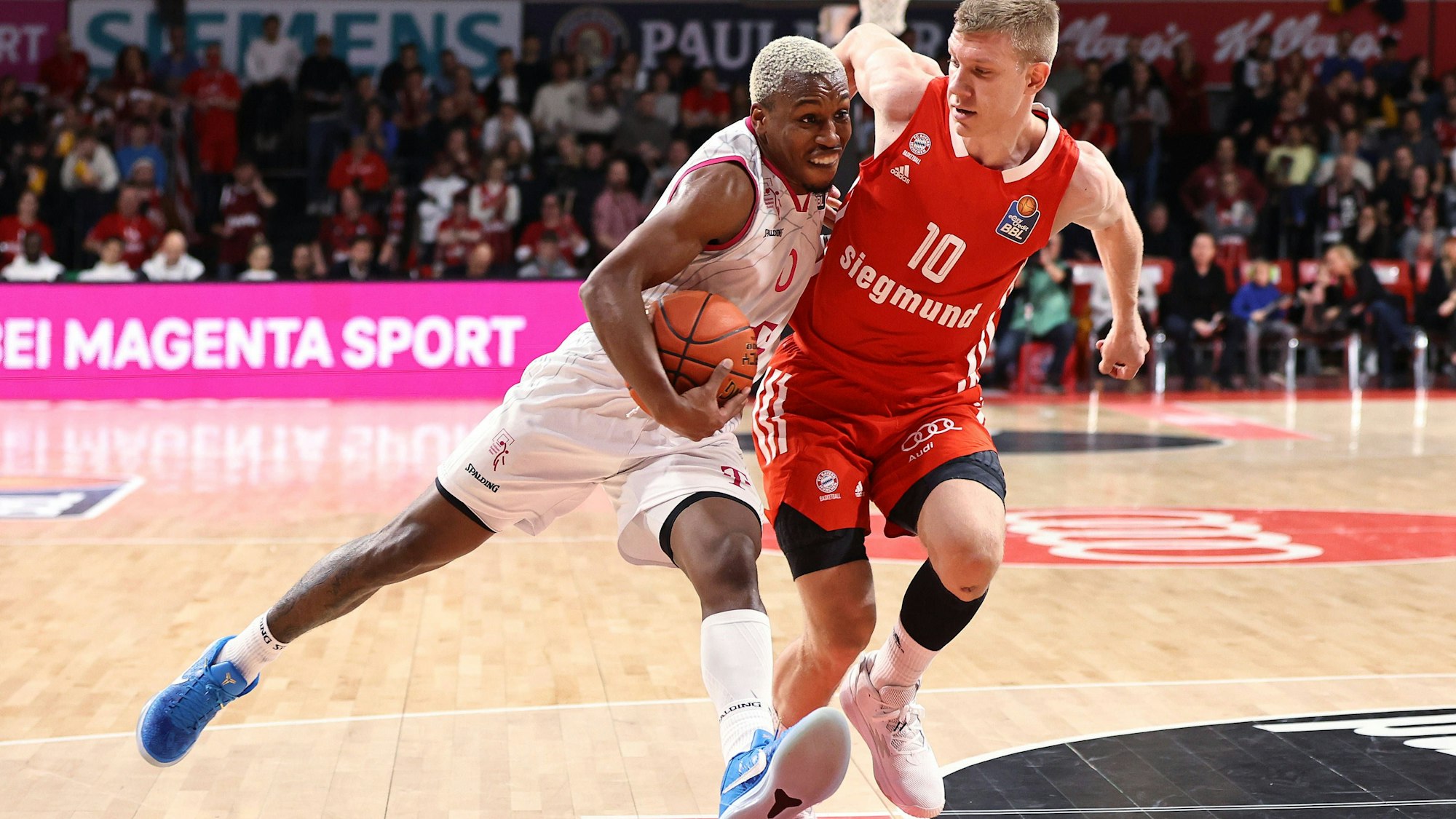 Baskets-Spielmacher TJ Shorts (hier gegen Ognjen Jaramaz) zeigte zwei völlig verschiedene Halbzeiten: Vor der Pause kam er nur auf sechs Punkte, nach dem Seitenwechsel auf 20 Punkte.