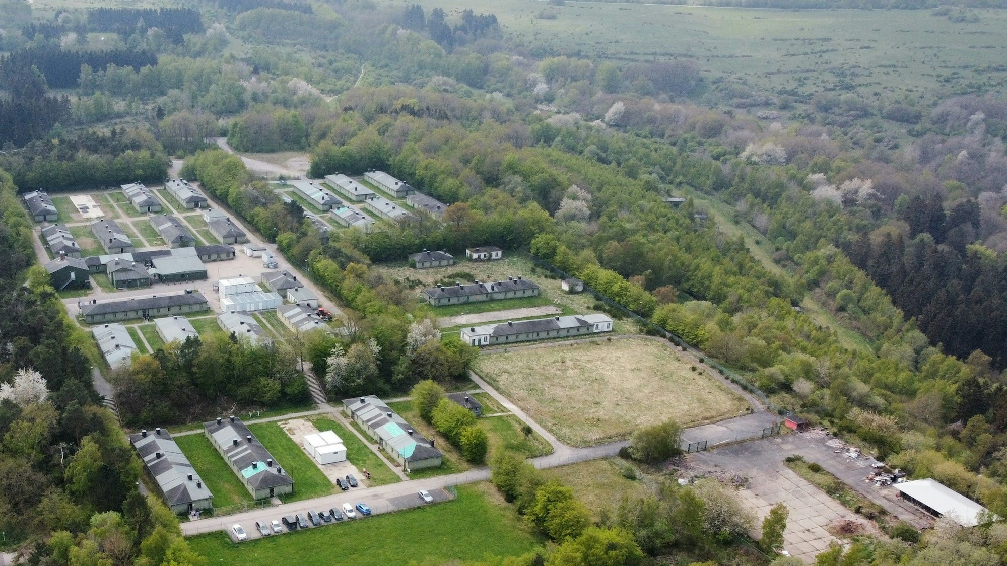 Eine Luftaufnahme zeigt die Zentralen Unterbringungseinrichtung für geflüchtete Menschen in Vogelsang