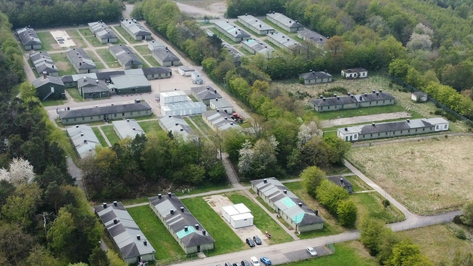 Die Luftaufnahme zeigt die Geflüchtetenunterkunft auf dem Vogelsang-Gelände.