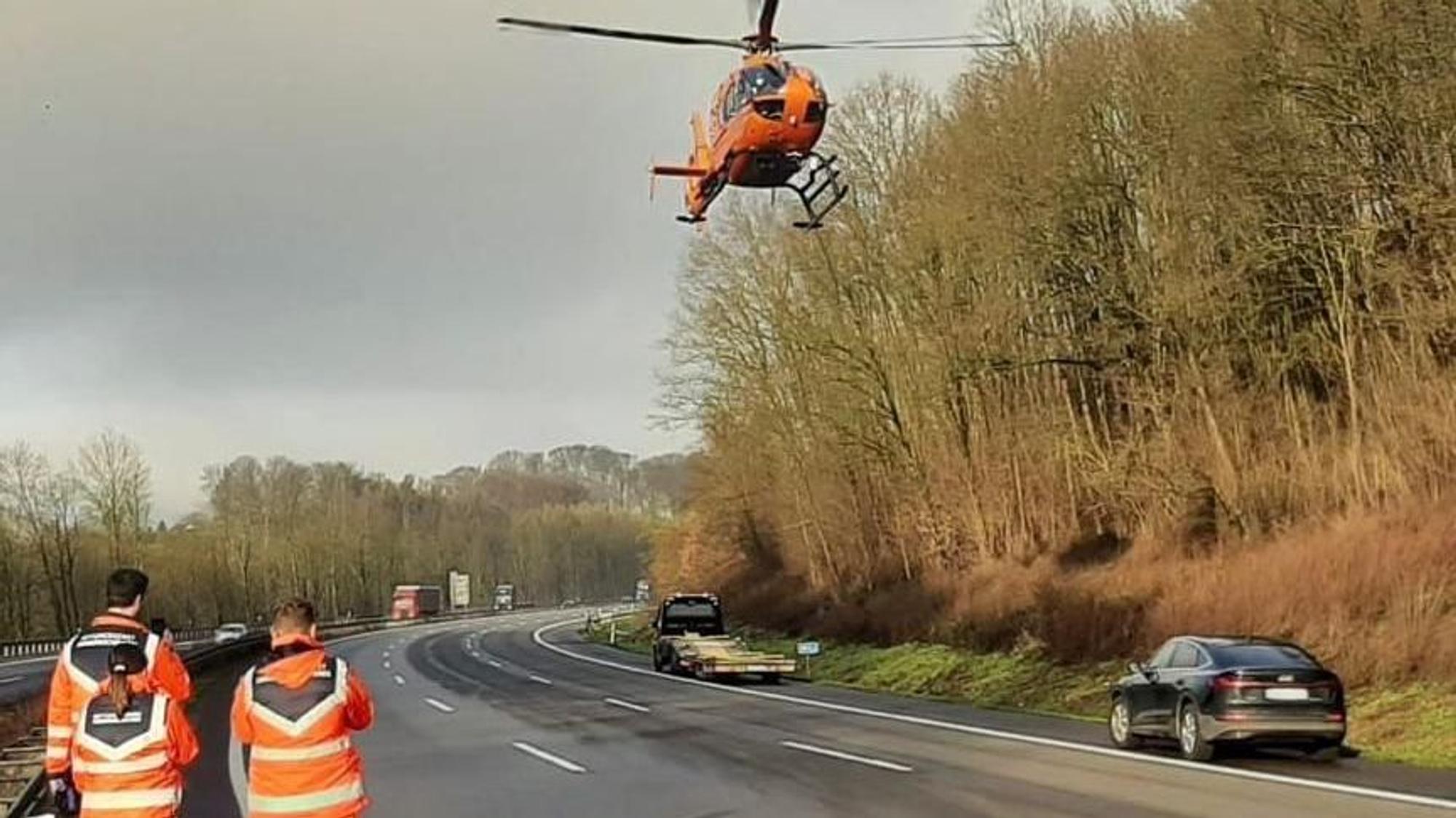 Ein Rettungshubschrauber landet auf der autofreien Fahrbahn der A4 in Richtung Köln.