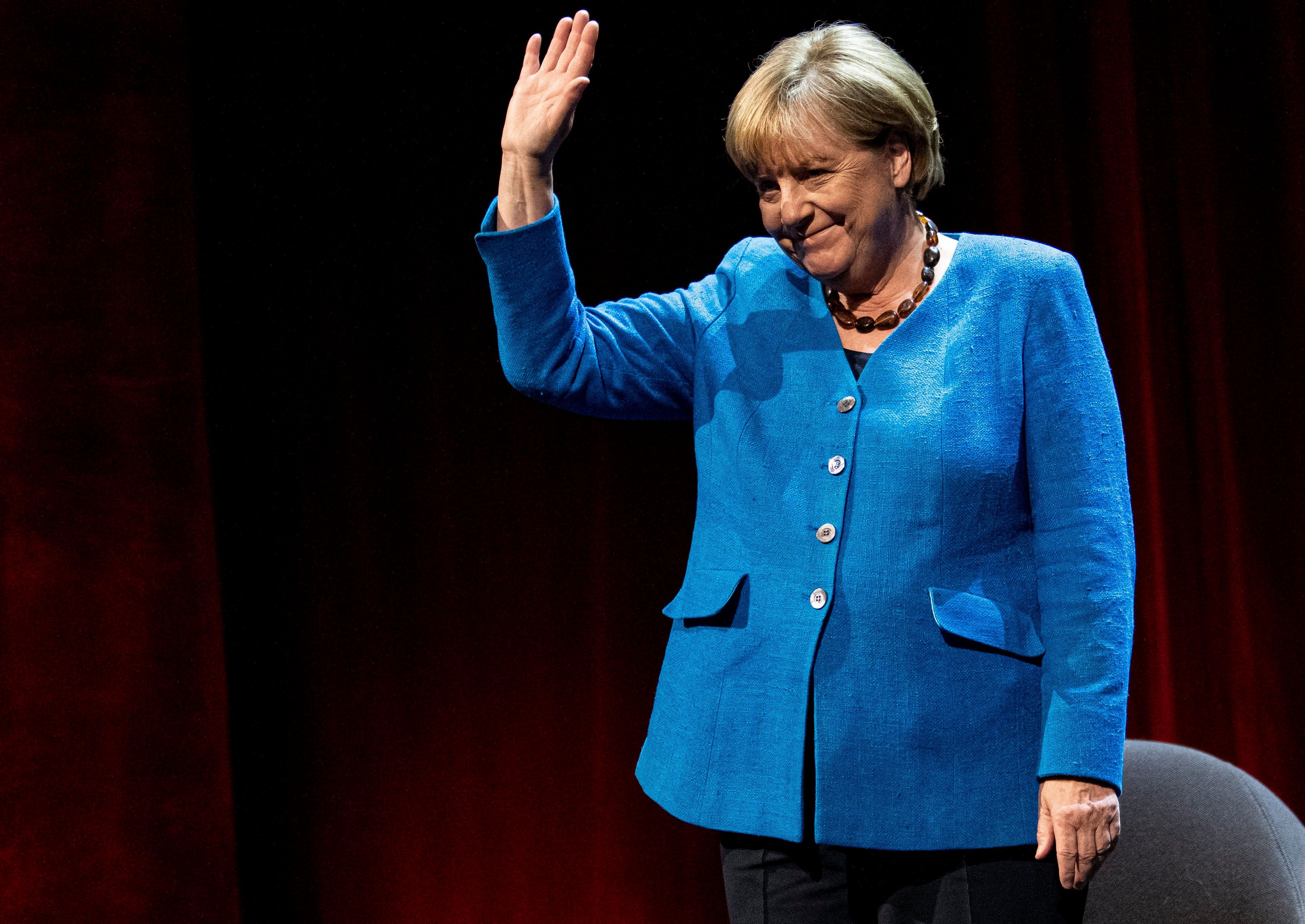 Die ehemalige Bundeskanzlerin Angela Merkel (CDU) winkt im Berliner Ensemble. (Archivbild)