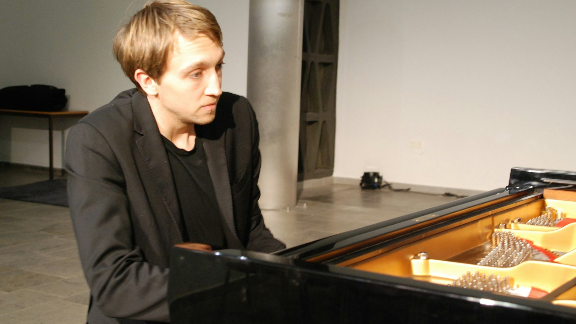Pianist Fabian Müller bein Wallgrabenkonzert in Bad Münstereifel.