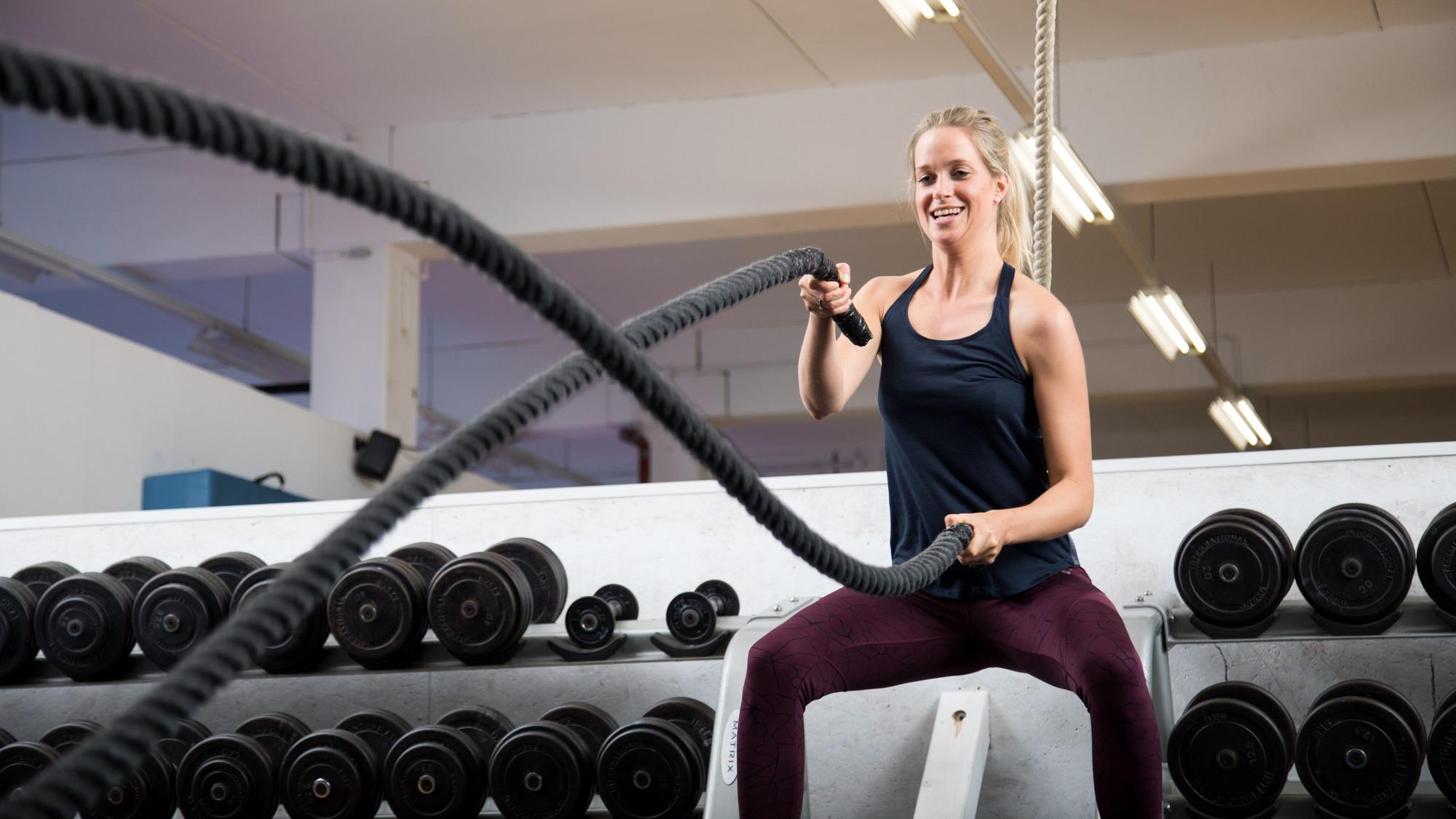 Eine Frau trainiert in einem Fitnessstudio.