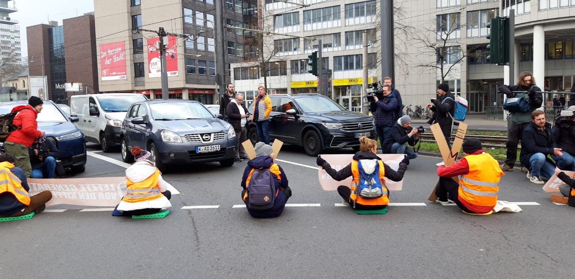 Immer wieder blockieren Klima-Aktivisten der Letzten Generation Straßen auch in Köln.