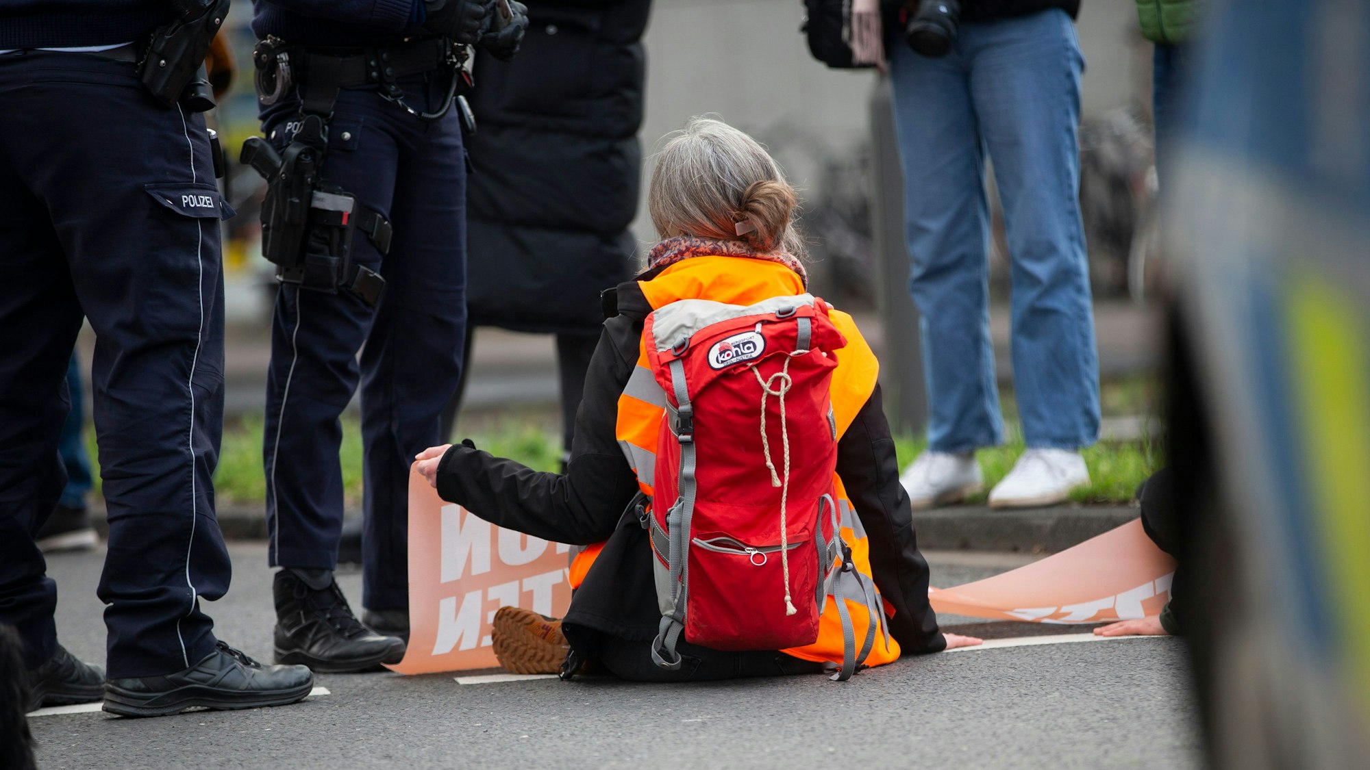 Klima-Aktivisten kleben sich auf einer Straße in Köln fest (Archivbild).