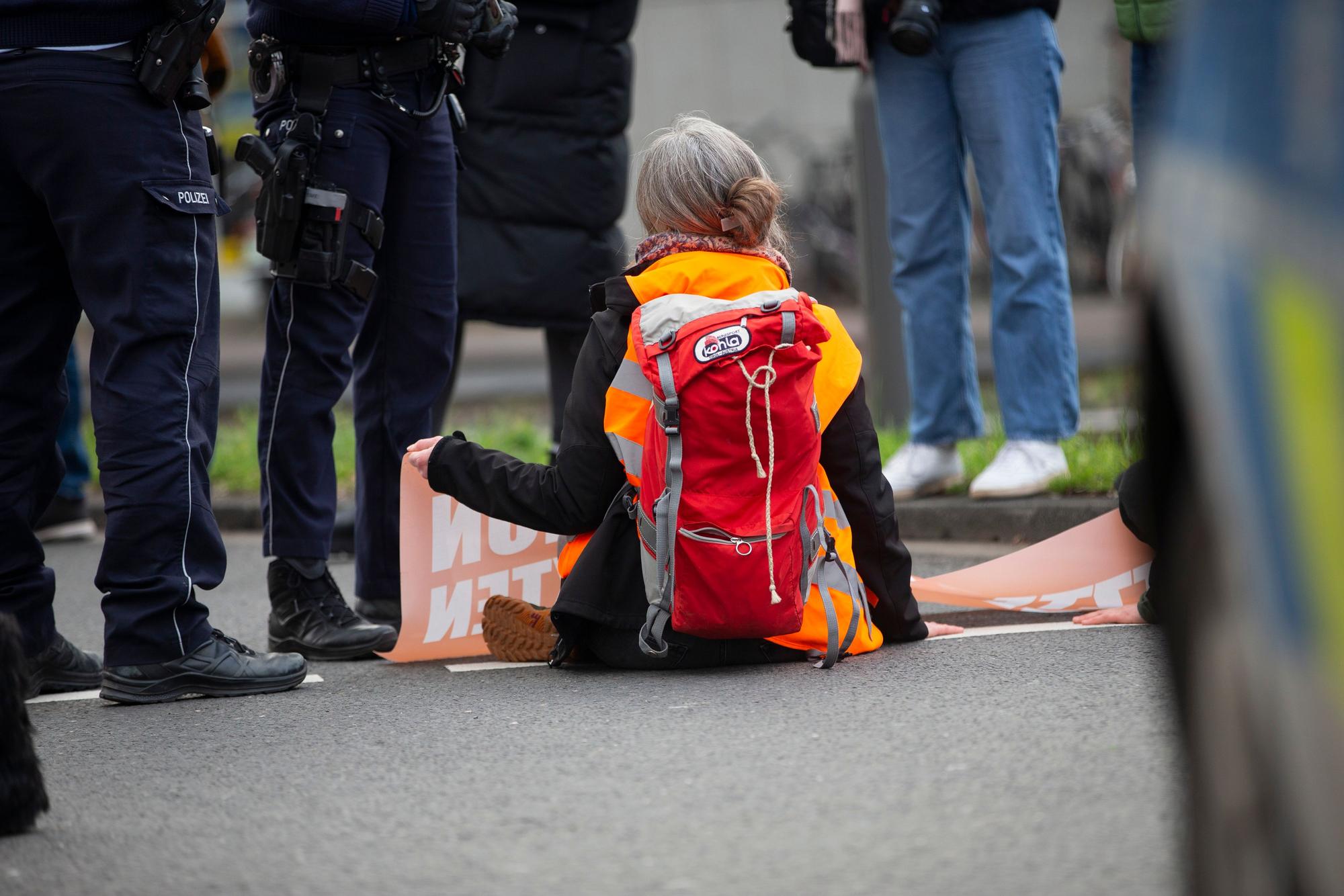 Eine Klimaaktivisten bei der Aktion am Neumarkt in Köln