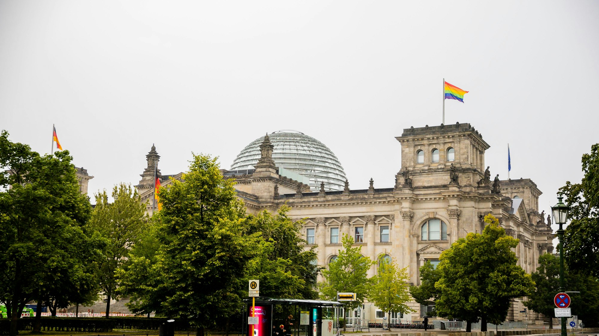 Die Regenbogenfahne weht anlässlich des Berliner Christopher Street Day (CSD) erstmals auf dem Reichstagsgebäude.