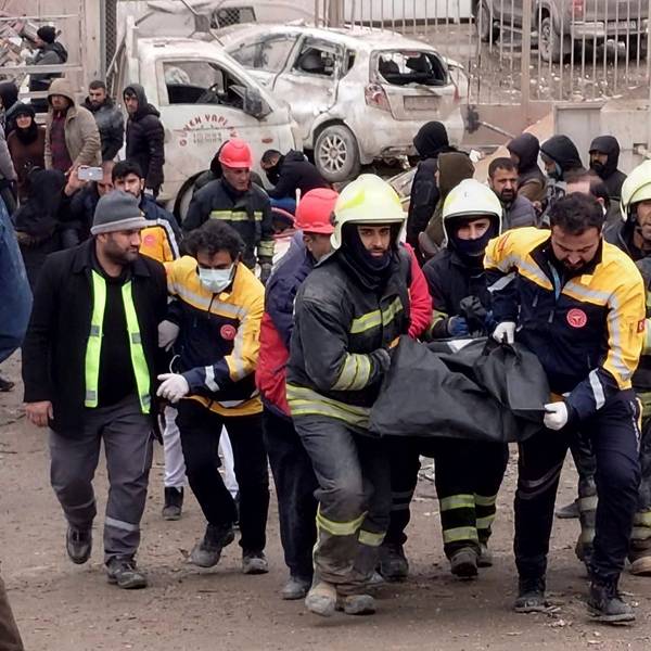 Diyarbakir: Türkische Feuerwehrleute tragen die Leiche eines Opfers