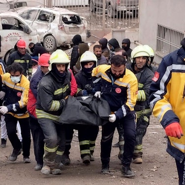 Diyarbakir: Türkische Feuerwehrleute tragen die Leiche eines Opfers