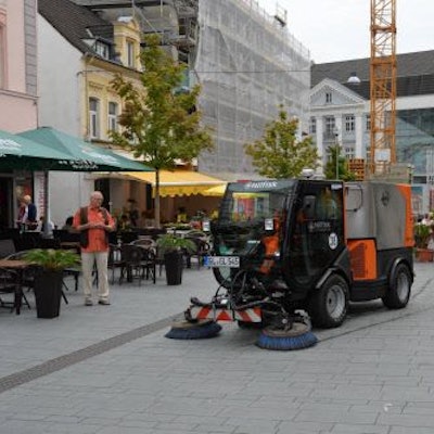 Eine Kehrmaschine säubert das Pflaster der Fußgängerzone in Bergisch Gladbach.