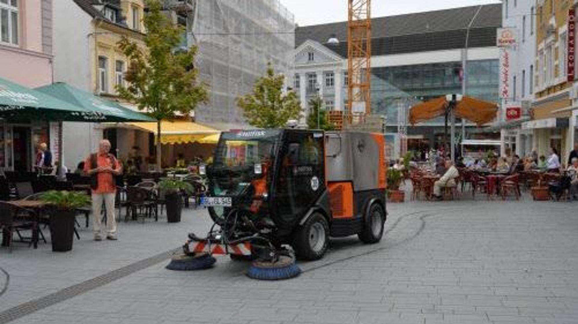 Eine Kehrmaschine säubert das Pflaster der Fußgängerzone in Bergisch Gladbach.