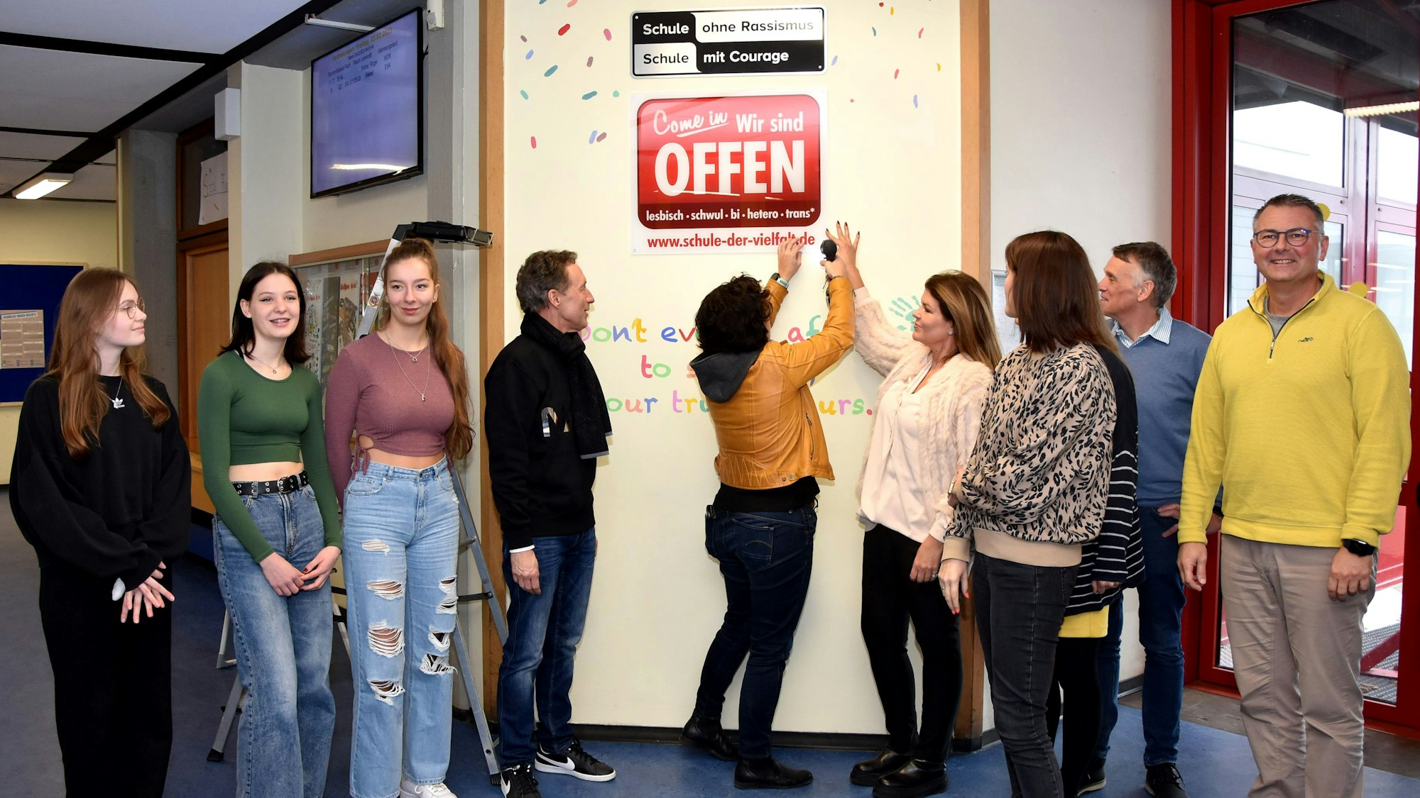 Auf dem Foto sind Schülerinnen und der Schulleiter Thorsten Kleppe zu sehen.