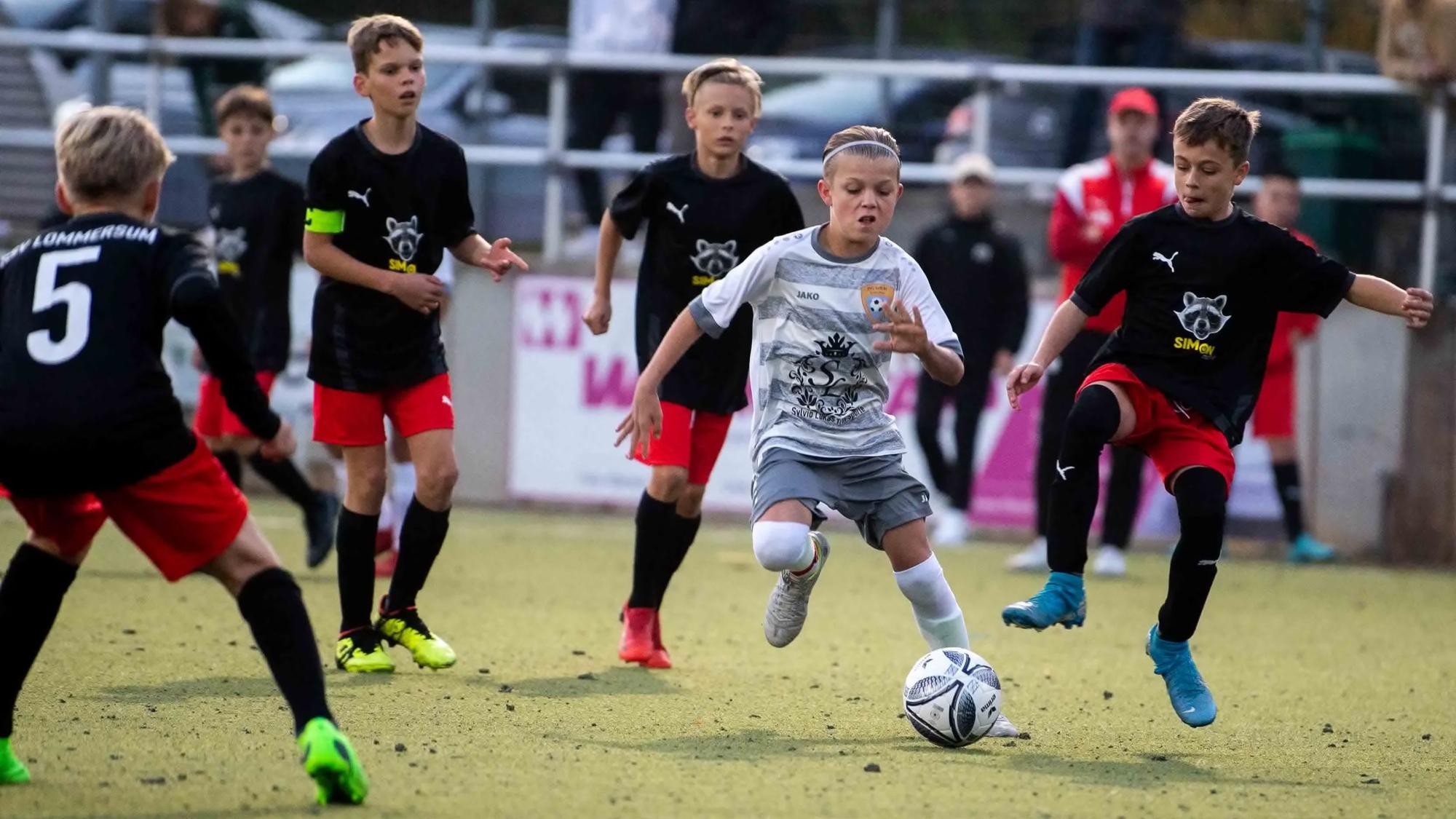 Mit vereinten Kräften bezwang die D-Jugend des SSV Lommersum 8in Schwarz) die klassenhöhere JSG Erft 01 im Kreispokal.