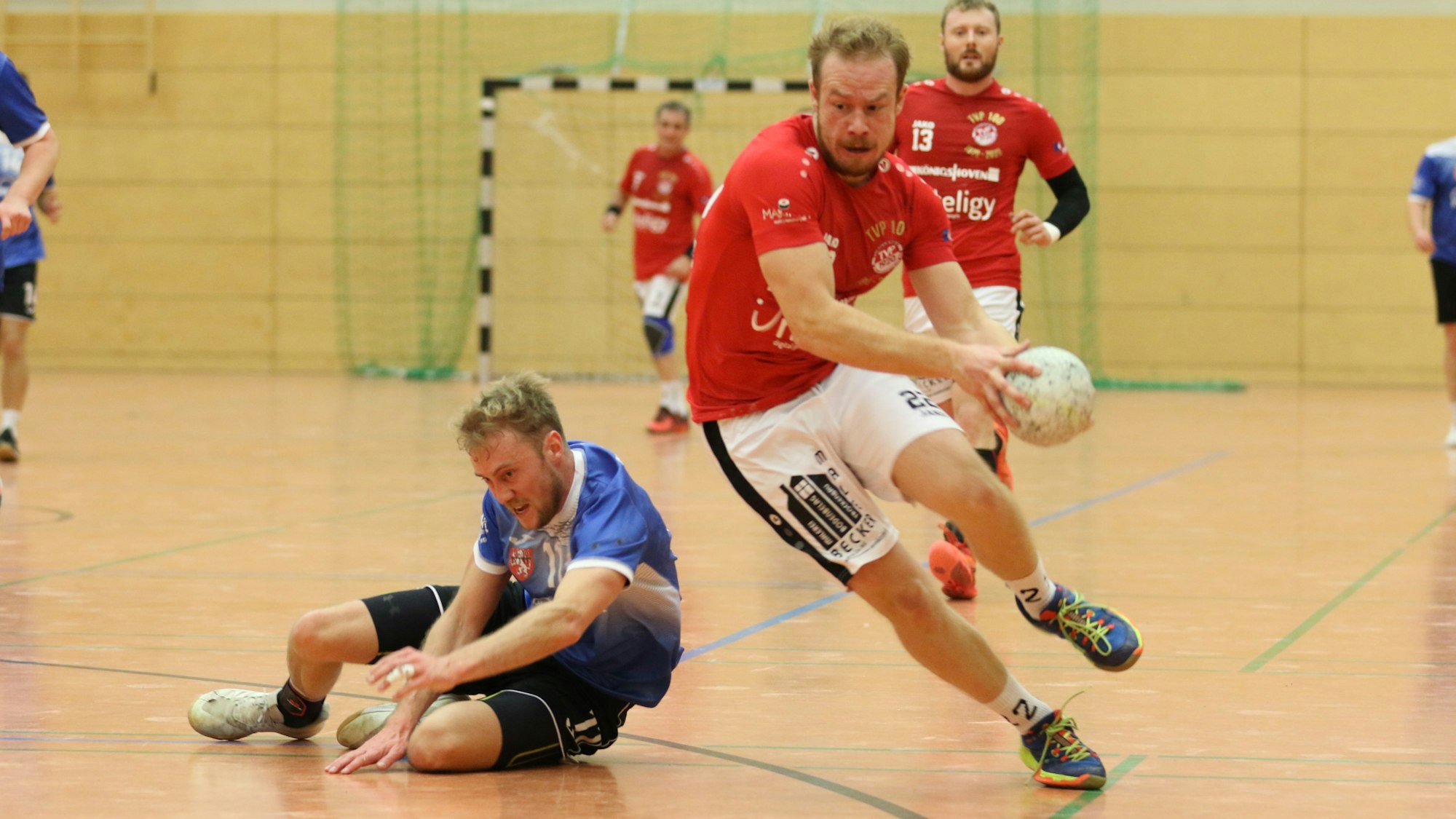 Als Handballer ist Michael Schneider bekannt. Hier tankt er sich gegen den Stolberger SV durch.
