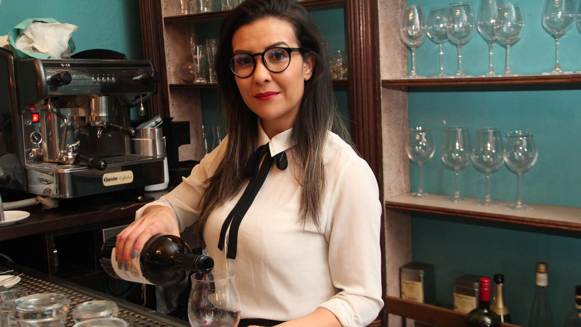 Brasserie l'apéro: Servicekraft Ines Jouini bewirtet die Gäste vorwiegend mit Wein anstatt Kölsch.