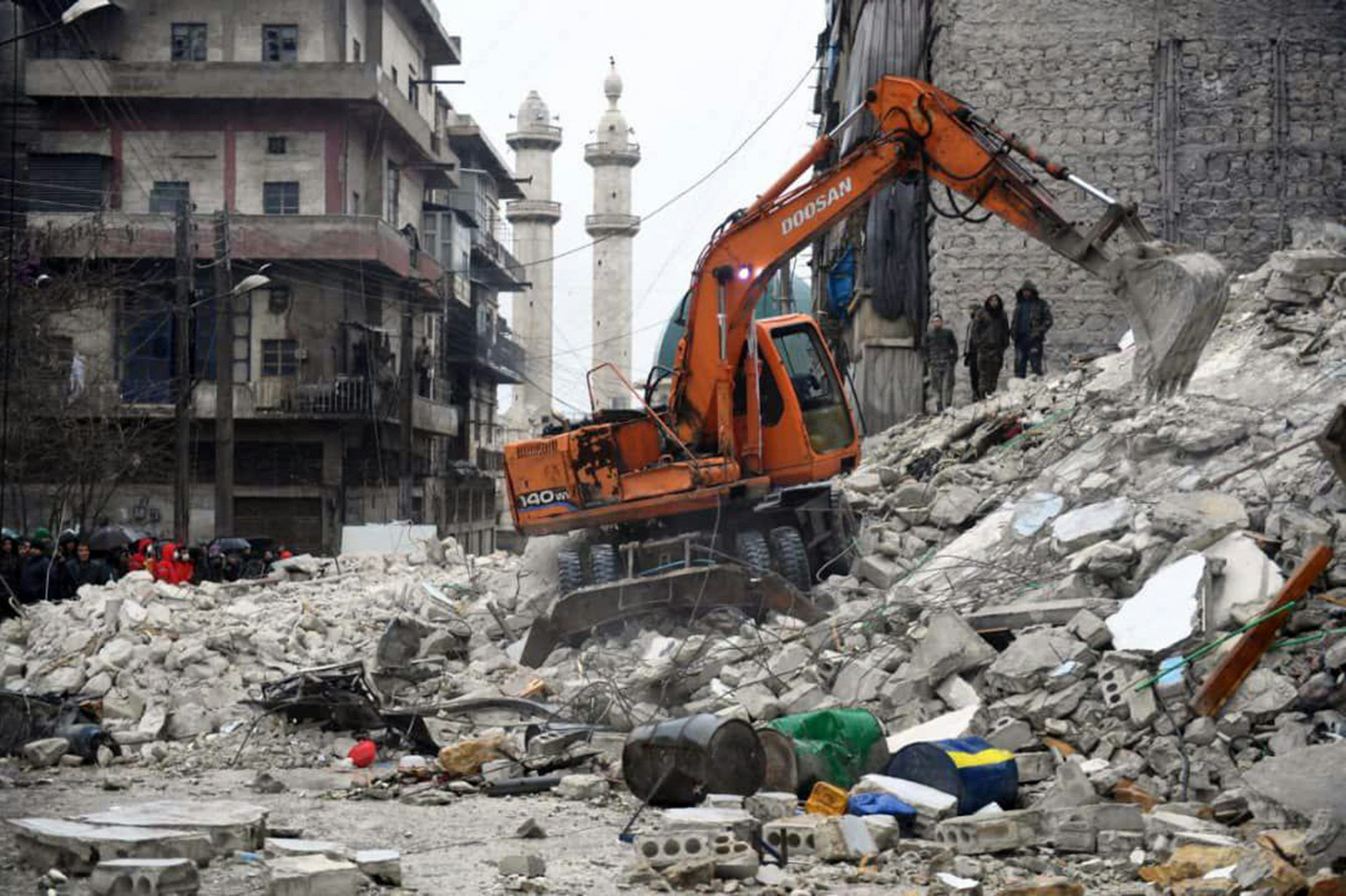 Syrien, Aleppo: Dieses von der syrischen Nachrichtenagentur SANA veröffentlichte Foto zeigt Rettungskräfte und Freiwillige, die Such- und Rettungsmaßnahmen in den Trümmern eines eingestürzten Gebäudes durchführen.