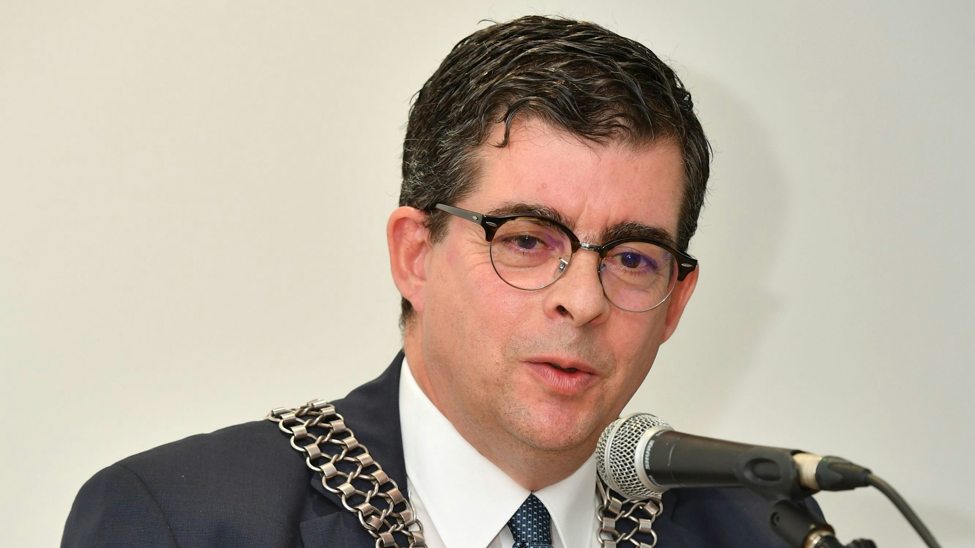 Honorar-Nr. 17484
BUERGERMEISTER FRANK HELMENSTEIN MIT AMTSKETTE, BUERGERMEISTERKETTE_GUMMERSBACH