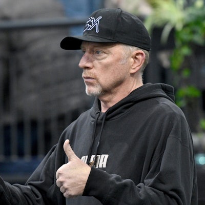 Der ehemalige Tennisprofi Boris Becker hebt während einer Trainingseinheit vor dem ersten Spiel beide Daumen in die Höhe.