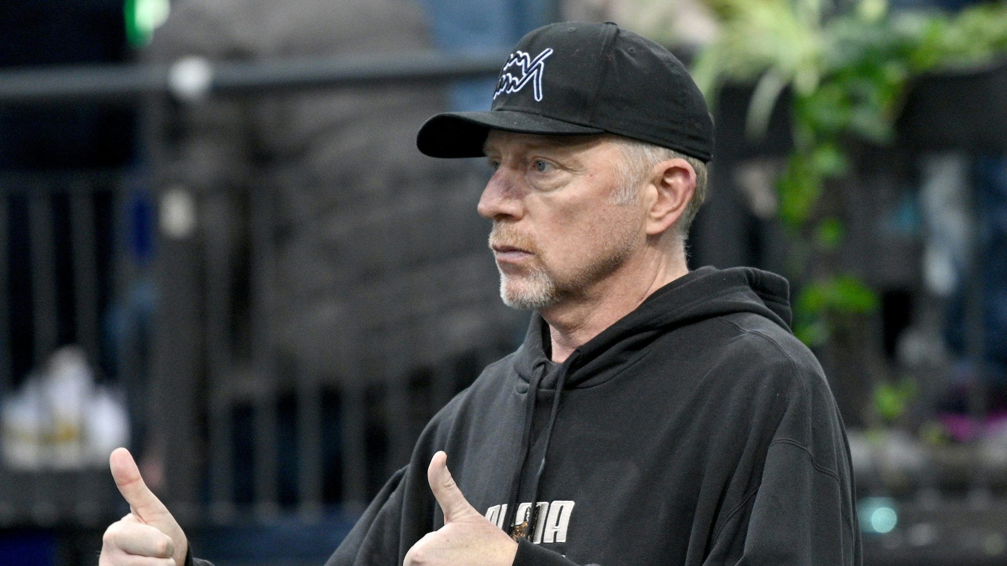 Der ehemalige Tennisprofi Boris Becker hebt während einer Trainingseinheit vor dem ersten Spiel beide Daumen in die Höhe.