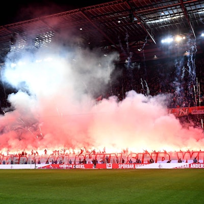 Sport Bilder des Tages Fußball 1. Bundesliga 14. Spieltag 1. FC Köln - Bayer 04 Leverkusen am 09.11.2022 im RheinEnergieStadion in Köln Abbrennen von Pyro / Pyrotechnik / Leuchtkörper / Bengalos im Köln Fanblock DFL regulations prohibit any use of photographs as image sequences and/or quasi-video. *** Soccer 1 Bundesliga 14 Spieltag 1 FC Köln Bayer 04 Leverkusen am 09 11 2022 im RheinEnergieStadion in Köln Abbrennen von Pyro Pyrotechnics Leuchtkörper Bengalos im Köln Fanblock DFL regulations prohibit any use of photographs as image sequences and or quasi video xHDx