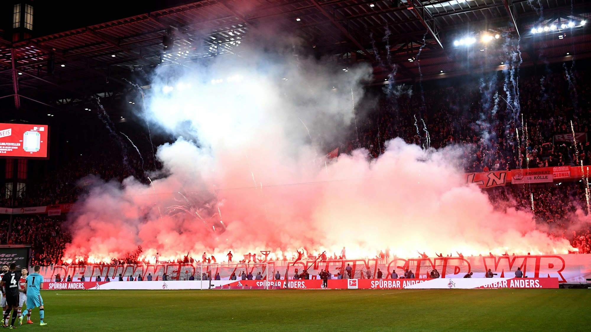 Sport Bilder des Tages Fußball 1. Bundesliga 14. Spieltag 1. FC Köln - Bayer 04 Leverkusen am 09.11.2022 im RheinEnergieStadion in Köln Abbrennen von Pyro / Pyrotechnik / Leuchtkörper / Bengalos im Köln Fanblock DFL regulations prohibit any use of photographs as image sequences and/or quasi-video. *** Soccer 1 Bundesliga 14 Spieltag 1 FC Köln Bayer 04 Leverkusen am 09 11 2022 im RheinEnergieStadion in Köln Abbrennen von Pyro Pyrotechnics Leuchtkörper Bengalos im Köln Fanblock DFL regulations prohibit any use of photographs as image sequences and or quasi video xHDx