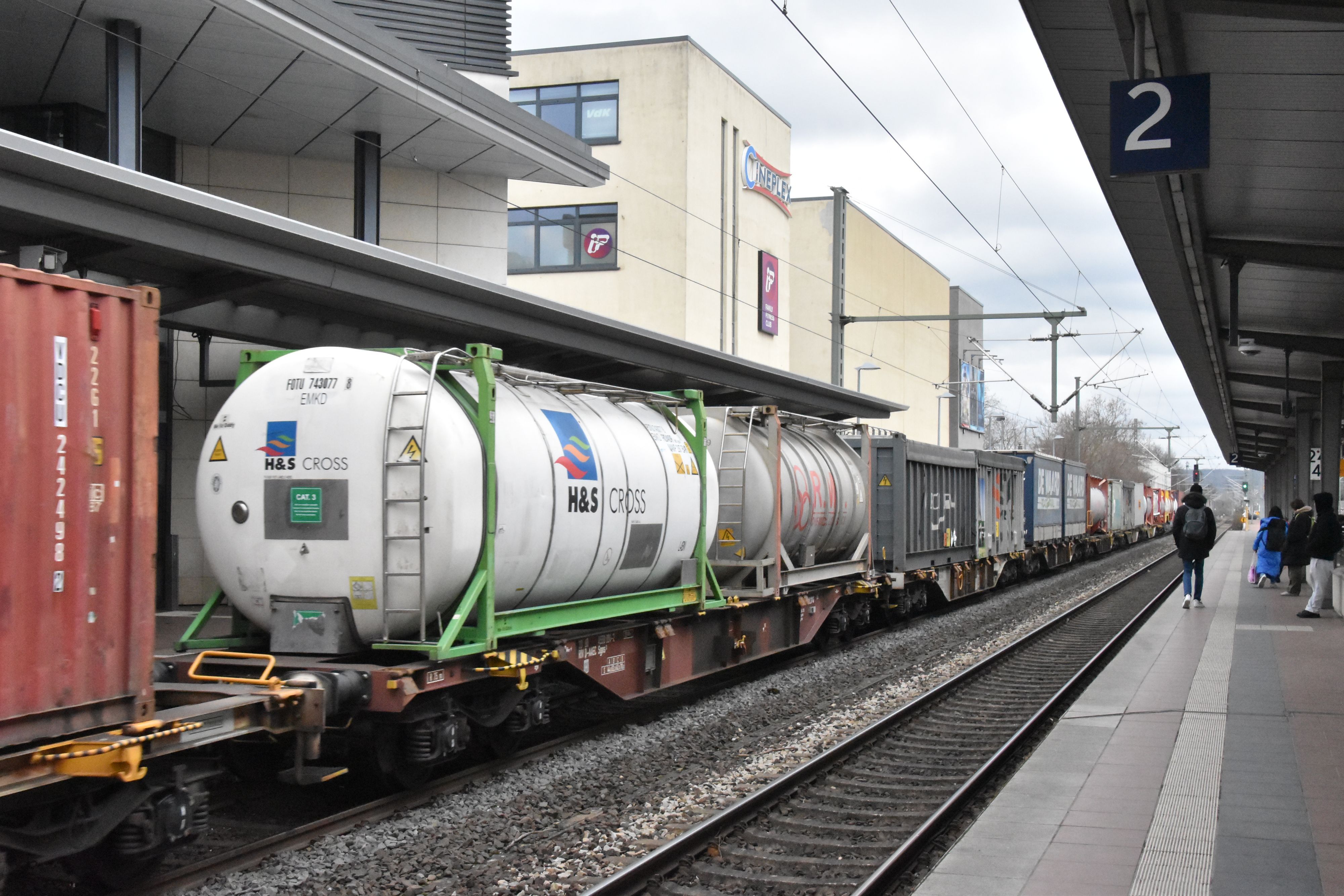 Ein Güterzug steht im Bahnhof Siegburg