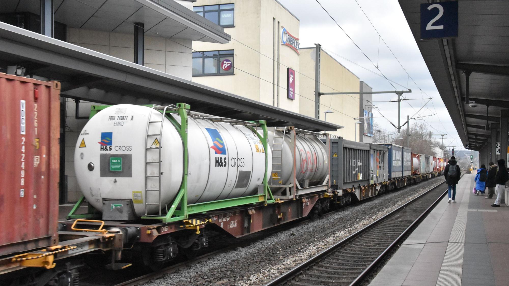 Ein Güterzug steht im Bahnhof Siegburg