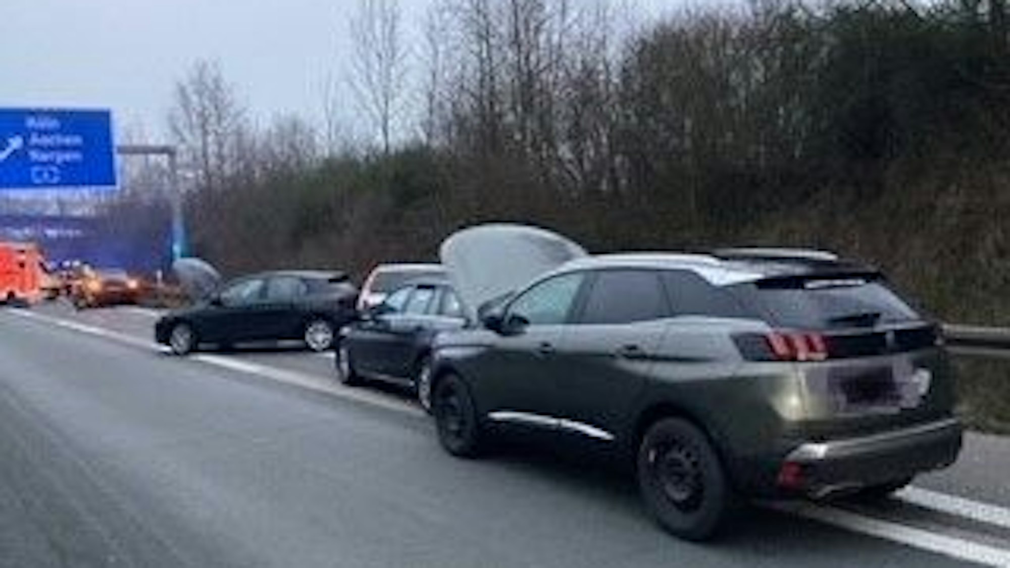 Neun Autos stießen bei mehreren Unfällen auf der Autobahn 61 zusammen.