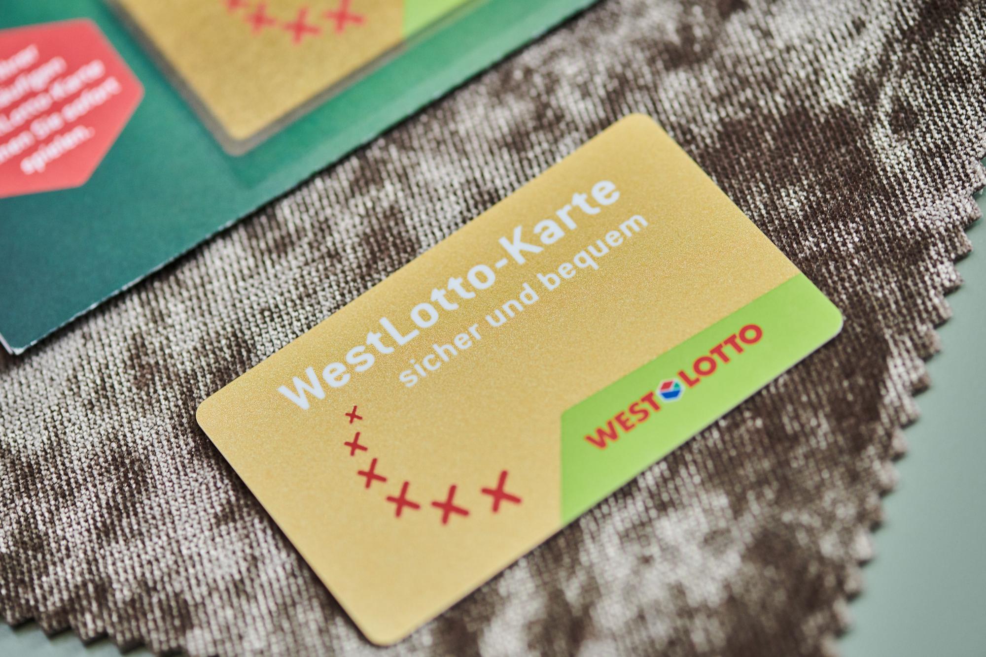 Goldene WestLotto-Karte liegt auf einem Tisch.