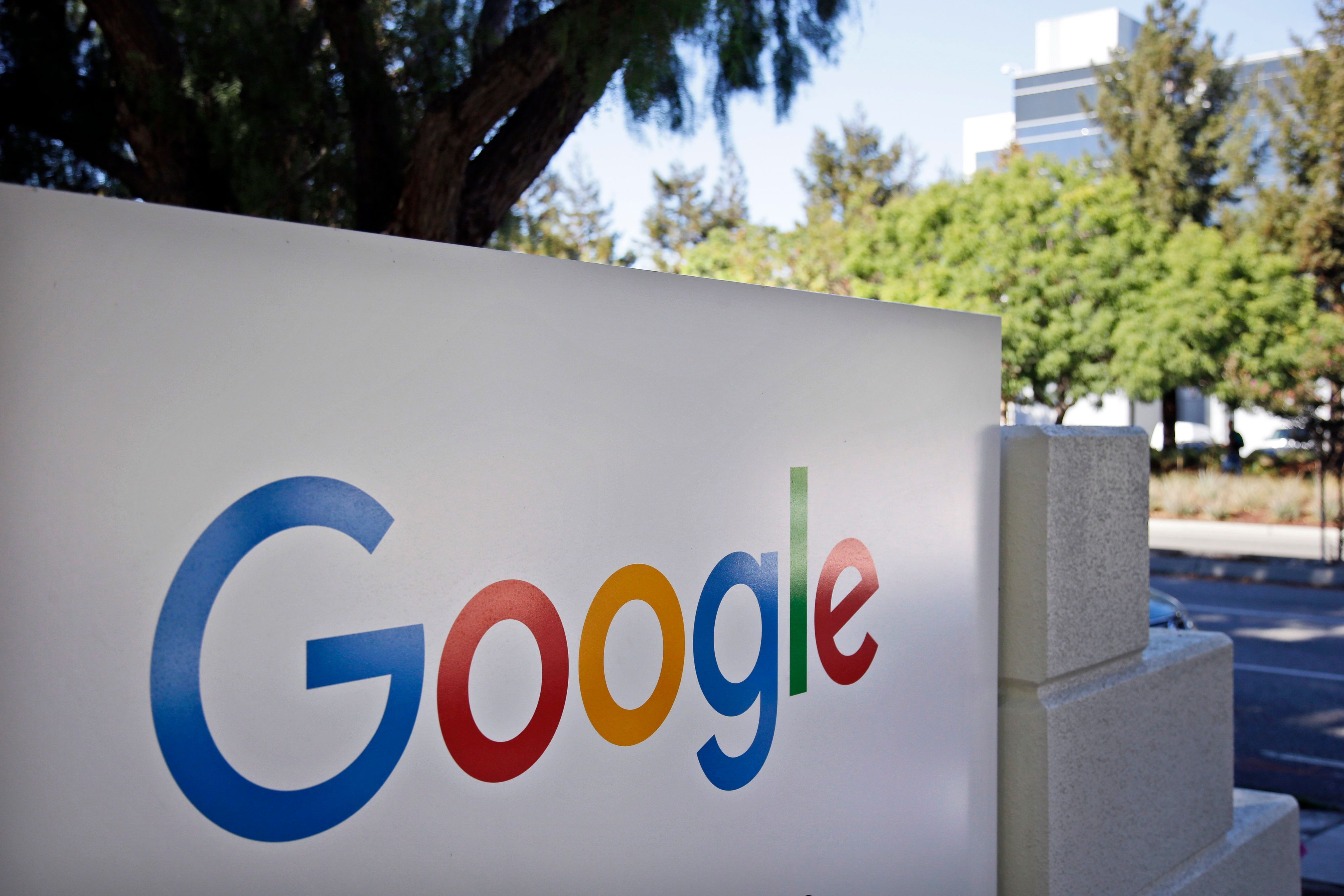 Das Google-Logo steht auf einer weißen Wand