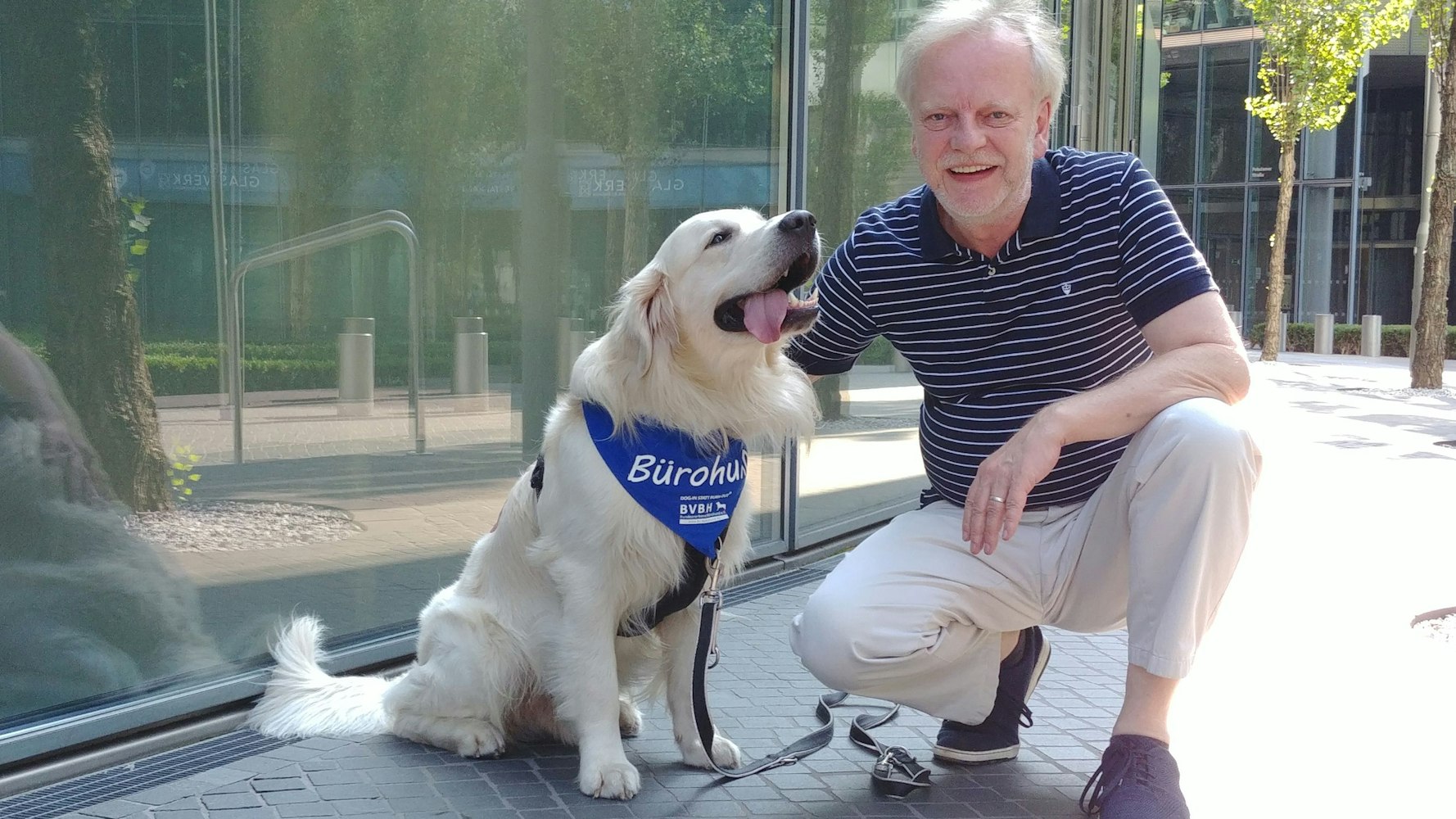 Bürohund Nando und Markus Beyer, Vorsitzender des Bundesverbands Bürohund e.V.