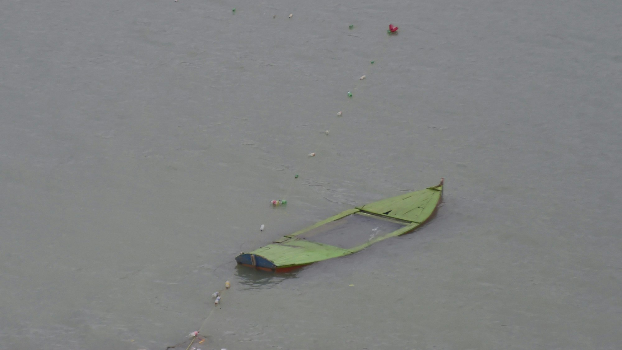 Ein gekentertes Boot treibt im Wasser. (Symboilbild)