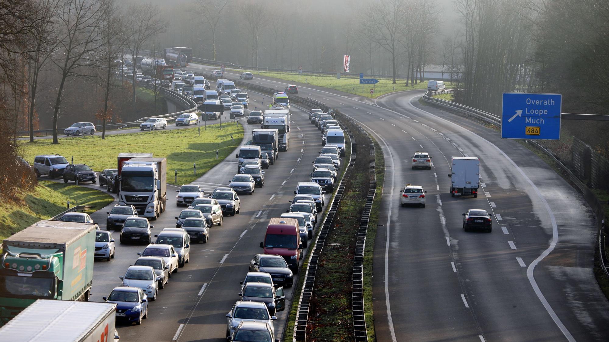 Autos stauen sich auf der Autobahn 4 an der Abfahrt Overath.