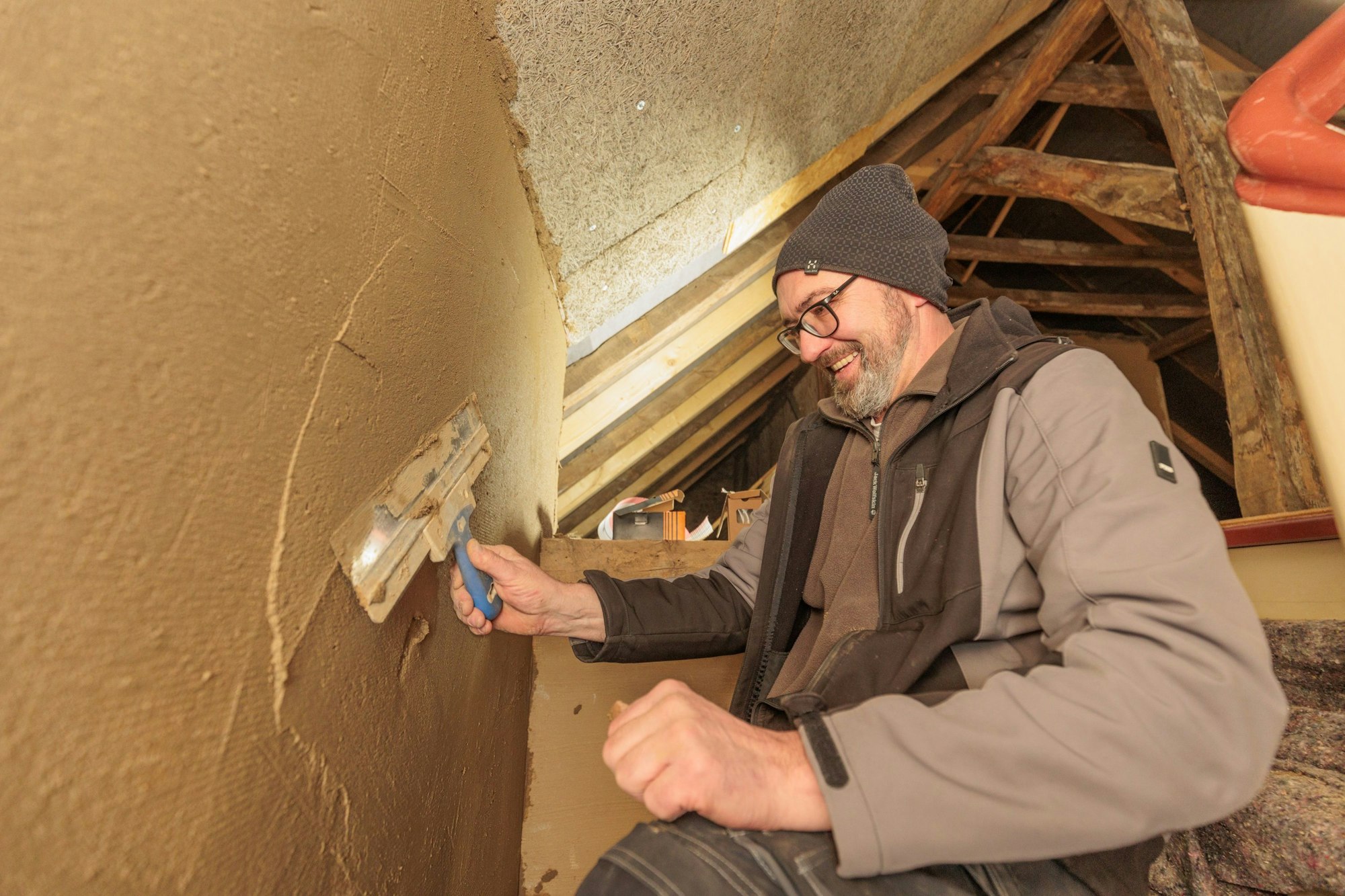Ingo Klöfers beim Verputzen des Dachgeschosses.