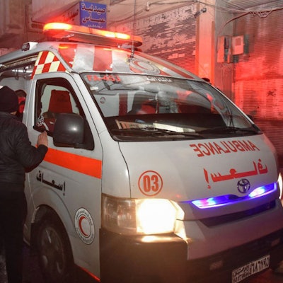 Ein von der syrischen Nachrichtenagentur Sana veröffentlichtes Foto zeigt Rettungskräfte, die eine verletzte Person aus den Trümmern eines zerstörten achtstöckigen Gebäudes im syrischen Hama bergen.