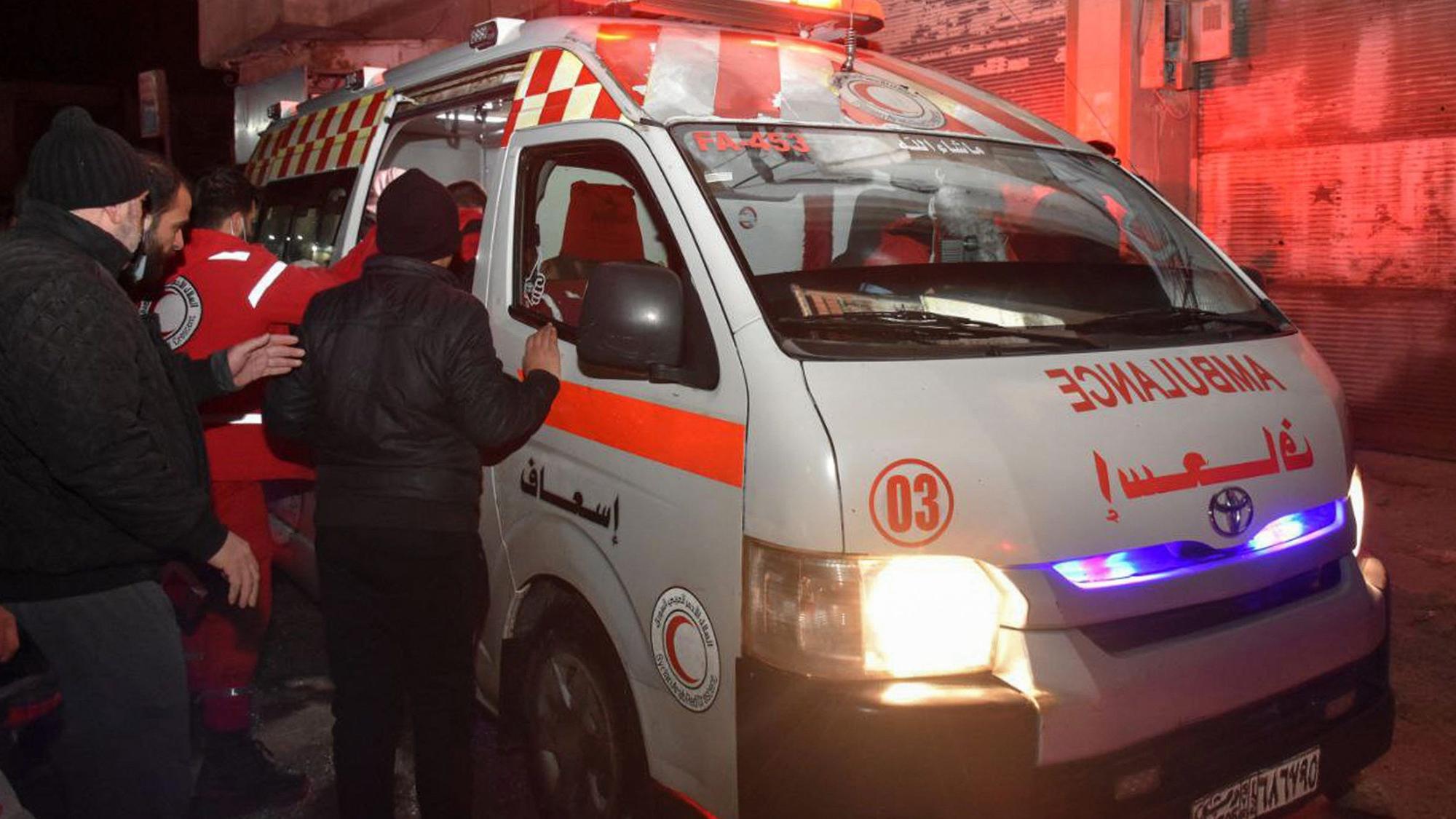 Ein von der syrischen Nachrichtenagentur Sana veröffentlichtes Foto zeigt Rettungskräfte, die eine verletzte Person aus den Trümmern eines zerstörten achtstöckigen Gebäudes im syrischen Hama bergen.