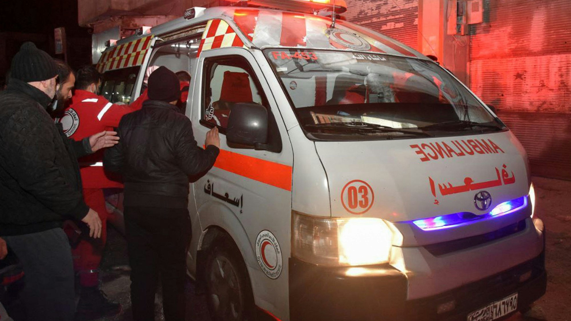 Ein von der syrischen Nachrichtenagentur Sana veröffentlichtes Foto zeigt Rettungskräfte, die eine verletzte Person aus den Trümmern eines zerstörten achtstöckigen Gebäudes im syrischen Hama bergen.