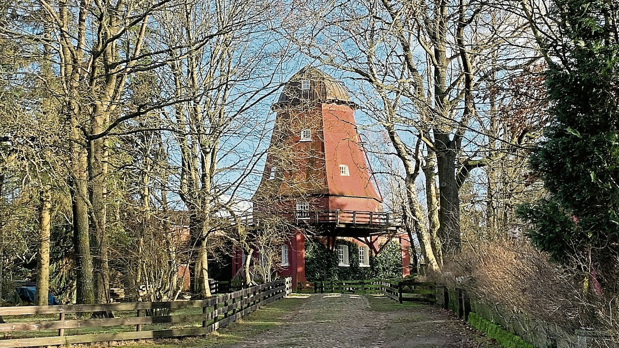 Die flügellose Windmühle im niedersächsischen Eddelstorf: Neue Windräder dürfen in ihrer Nähe nicht gebaut werden.