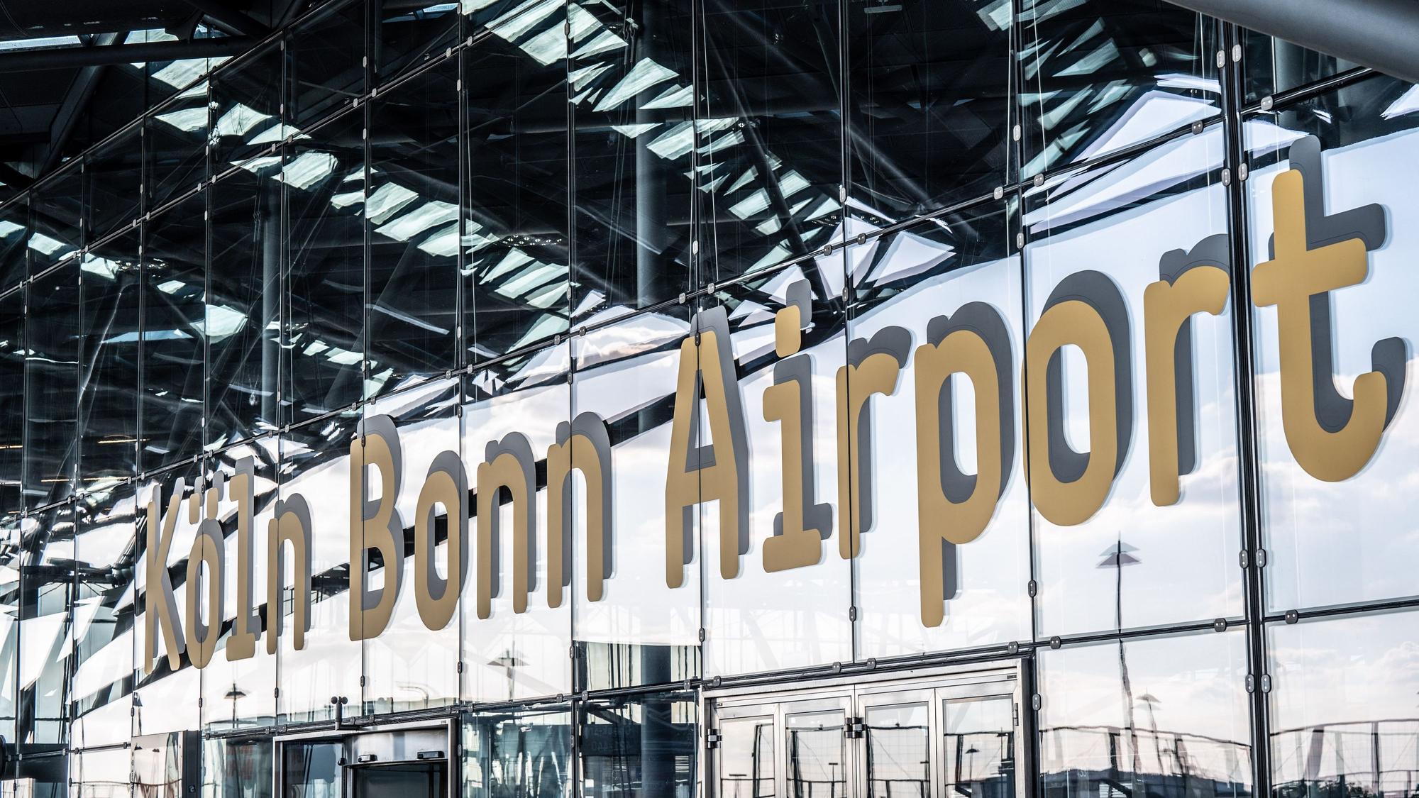 Schriftzug Köln Bonn Airport am Flughafen.