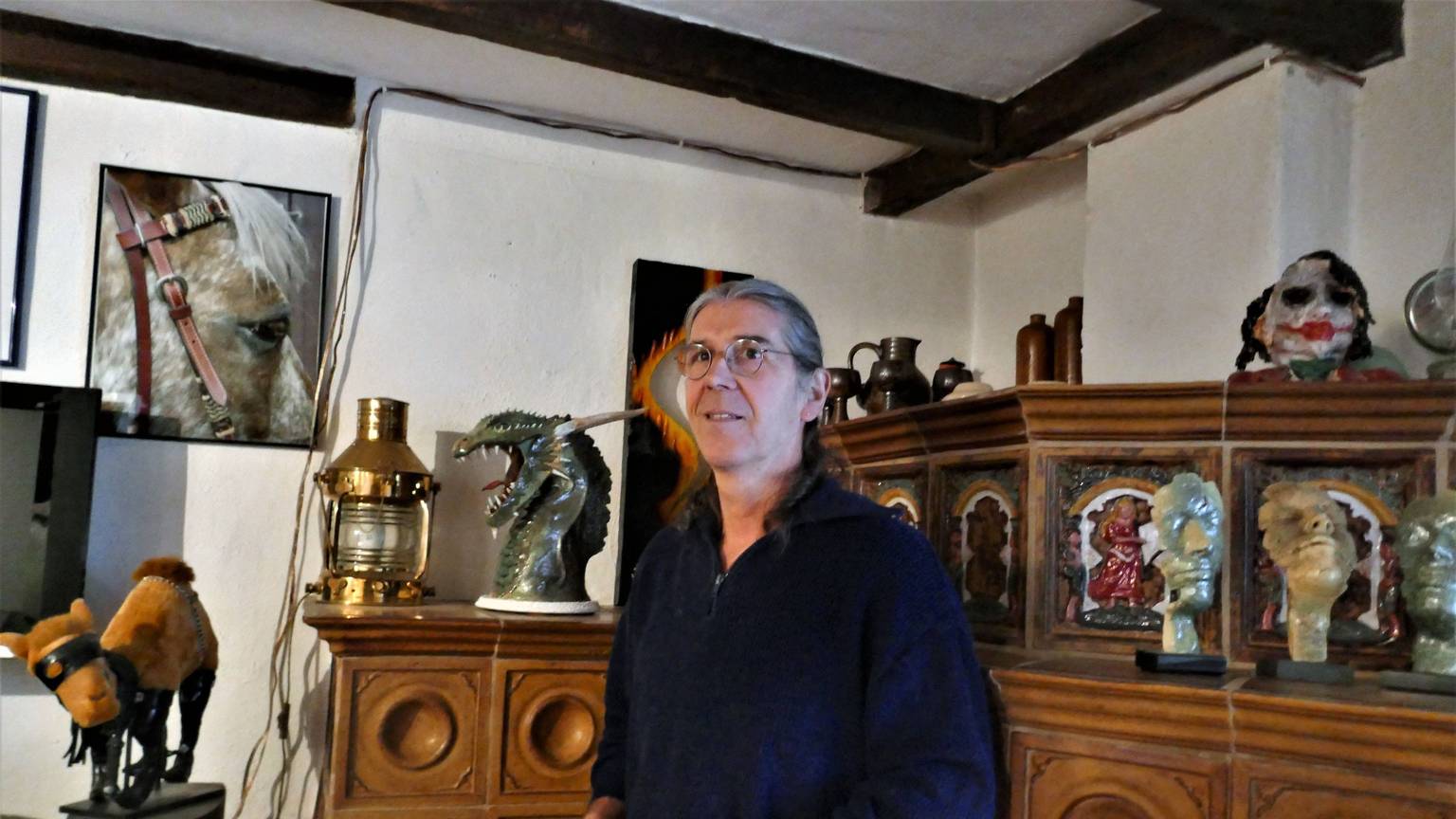Ernst Dolls Fachwerkhäuschen ist voller skurriler Kunstwerke und Bilder, die er erschaffen hat – wie den großen Ofen.