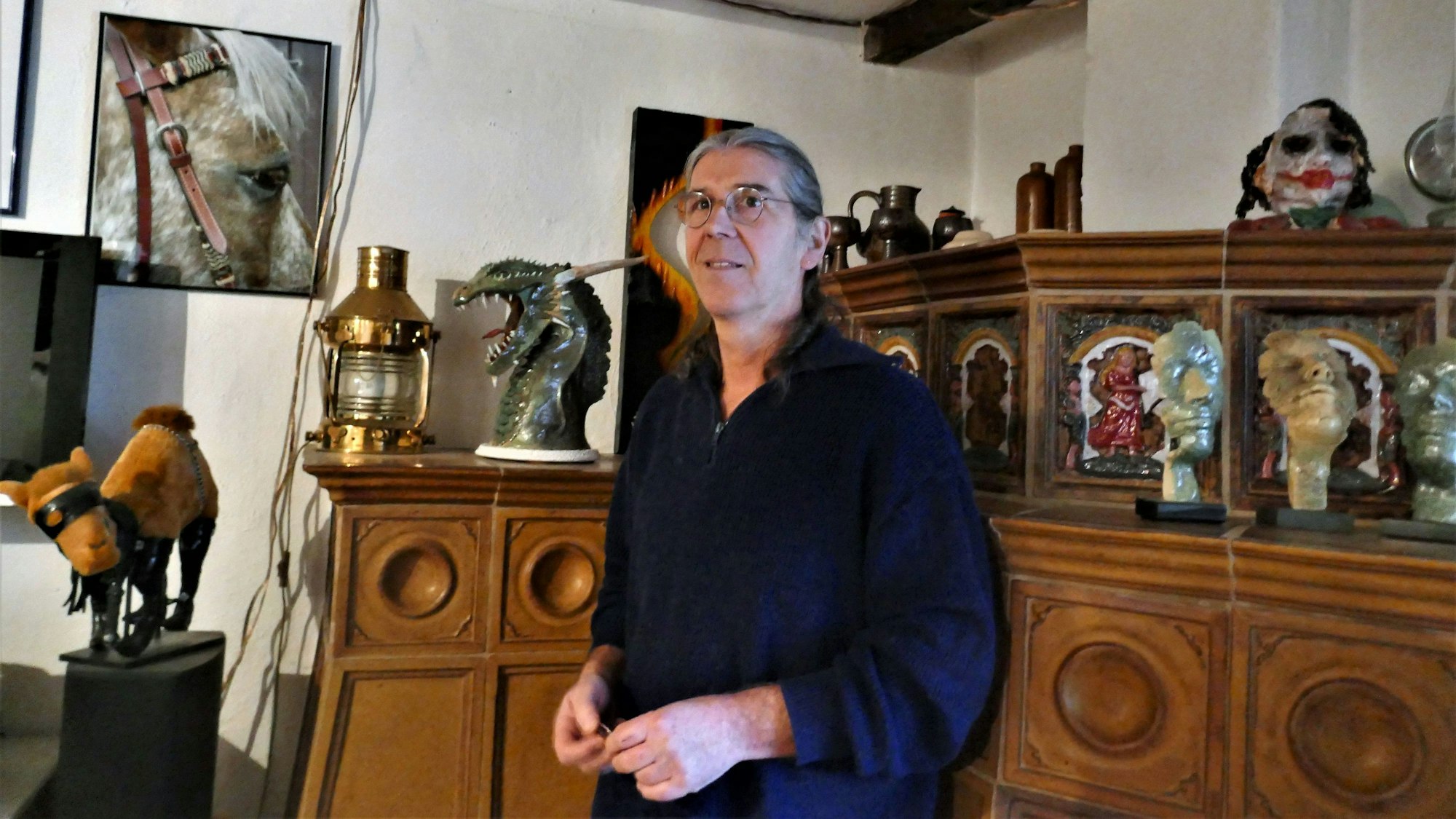 Ernst Dolls Fachwerkhäuschen ist voller skurriler Kunstwerke und Bilder, die er erschaffen hat – wie den großen Ofen.