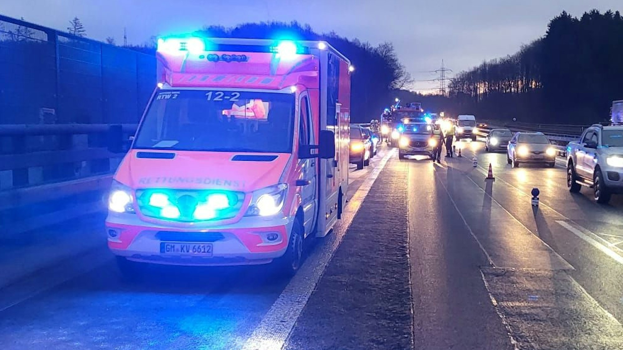 Zu sehen ist ein Rettungswagen auf dem Standstreifen der Autobahn, ein Fahrstreifen wurde gesperrt, die Autos müssen den zweiten Standstreifen nutzen.