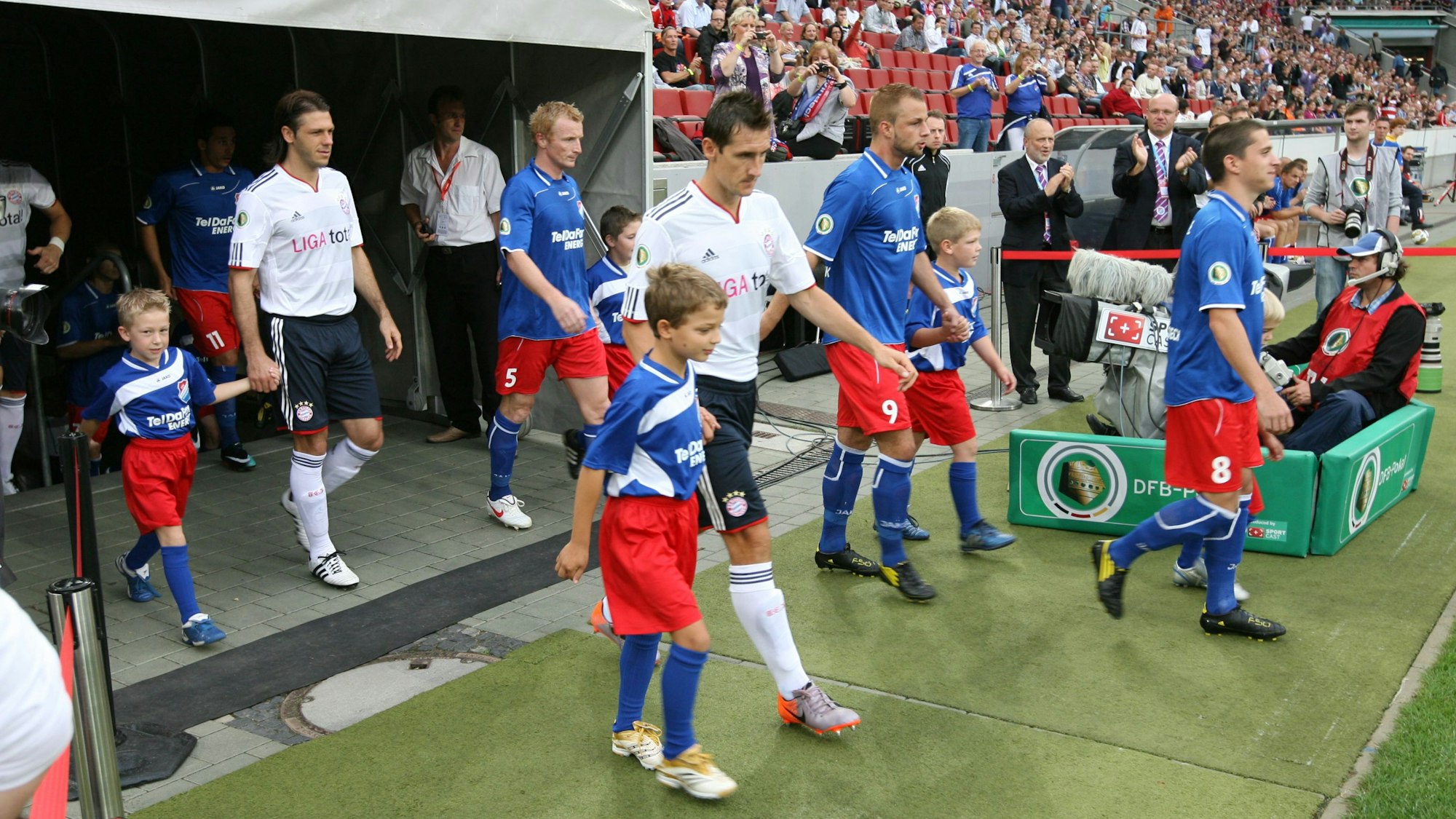 Einlauf zum Jahrhundertspiel gegen Bayern München: Damals spielten noch Miroslav Klose und der Argentinier Martin Demichelis beim großen FCB.