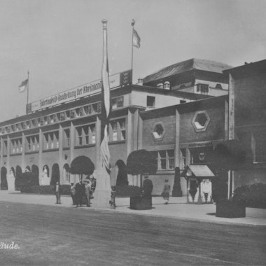 Schwarz-weiß-Foto des Ausstellungsgebäudes. Unterschrift: „Köln a.Rh., Ausstellungsgebäude.“