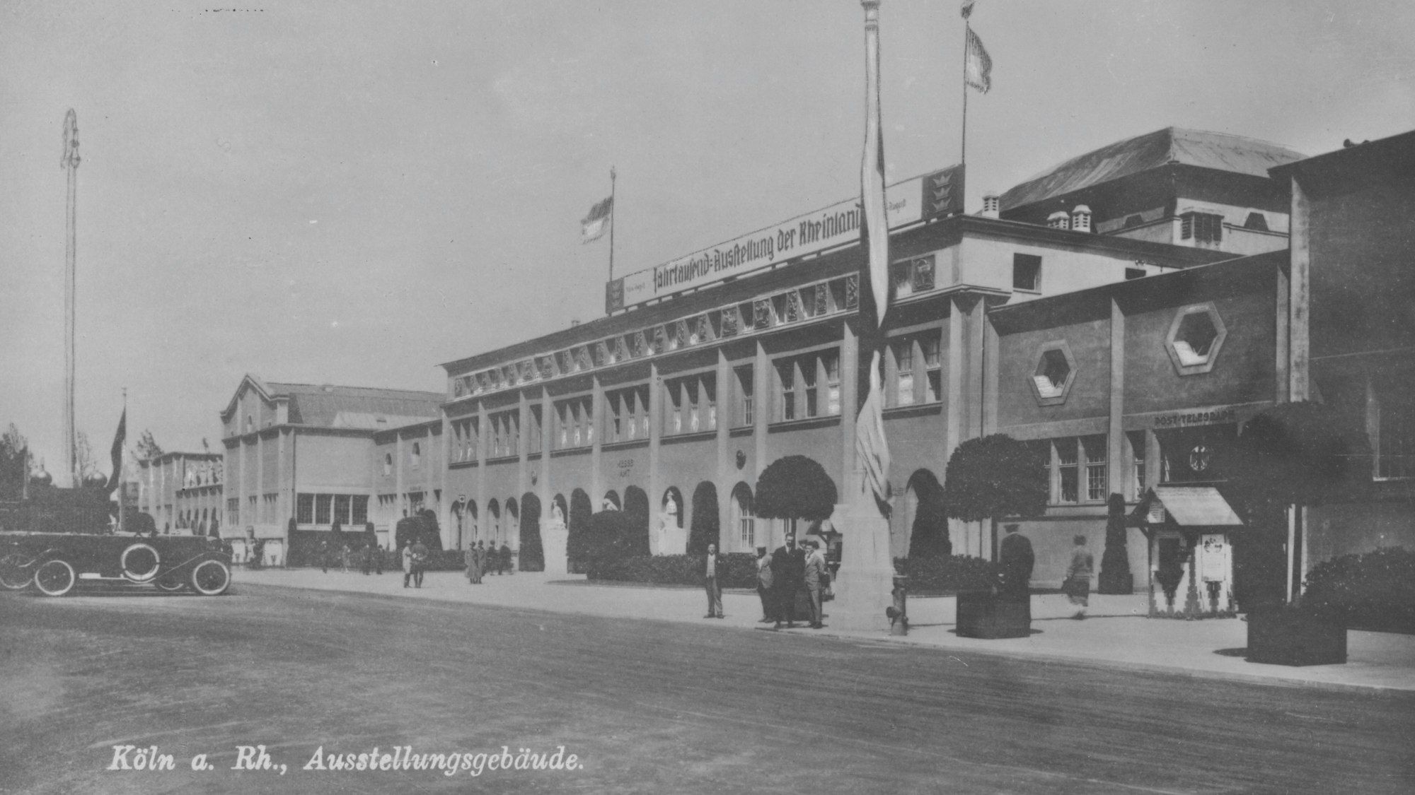 Schwarz-weiß-Foto des Ausstellungsgebäudes. Unterschrift: „Köln a.Rh., Ausstellungsgebäude.“