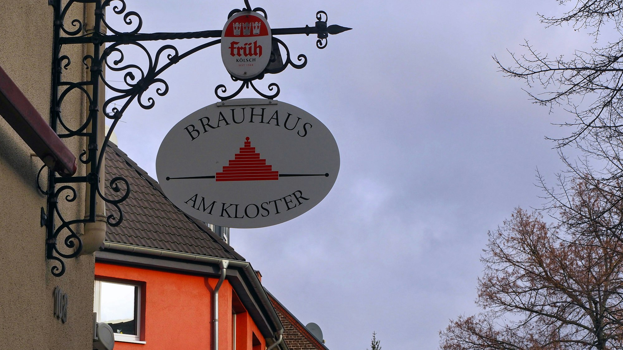 Das Schild des Brauhauses an der Fassade.