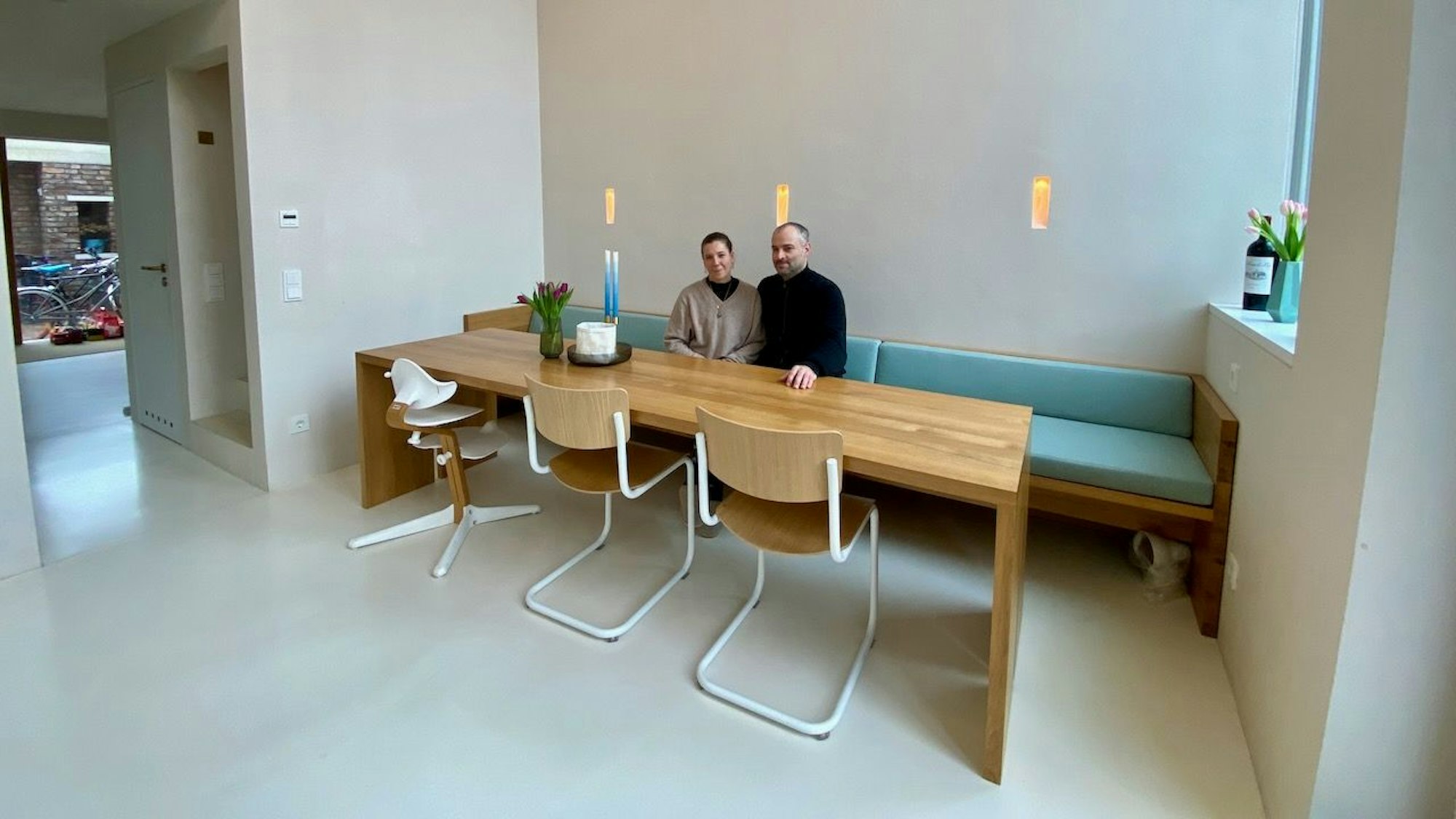 Das Paar sitzt auf der Bank.