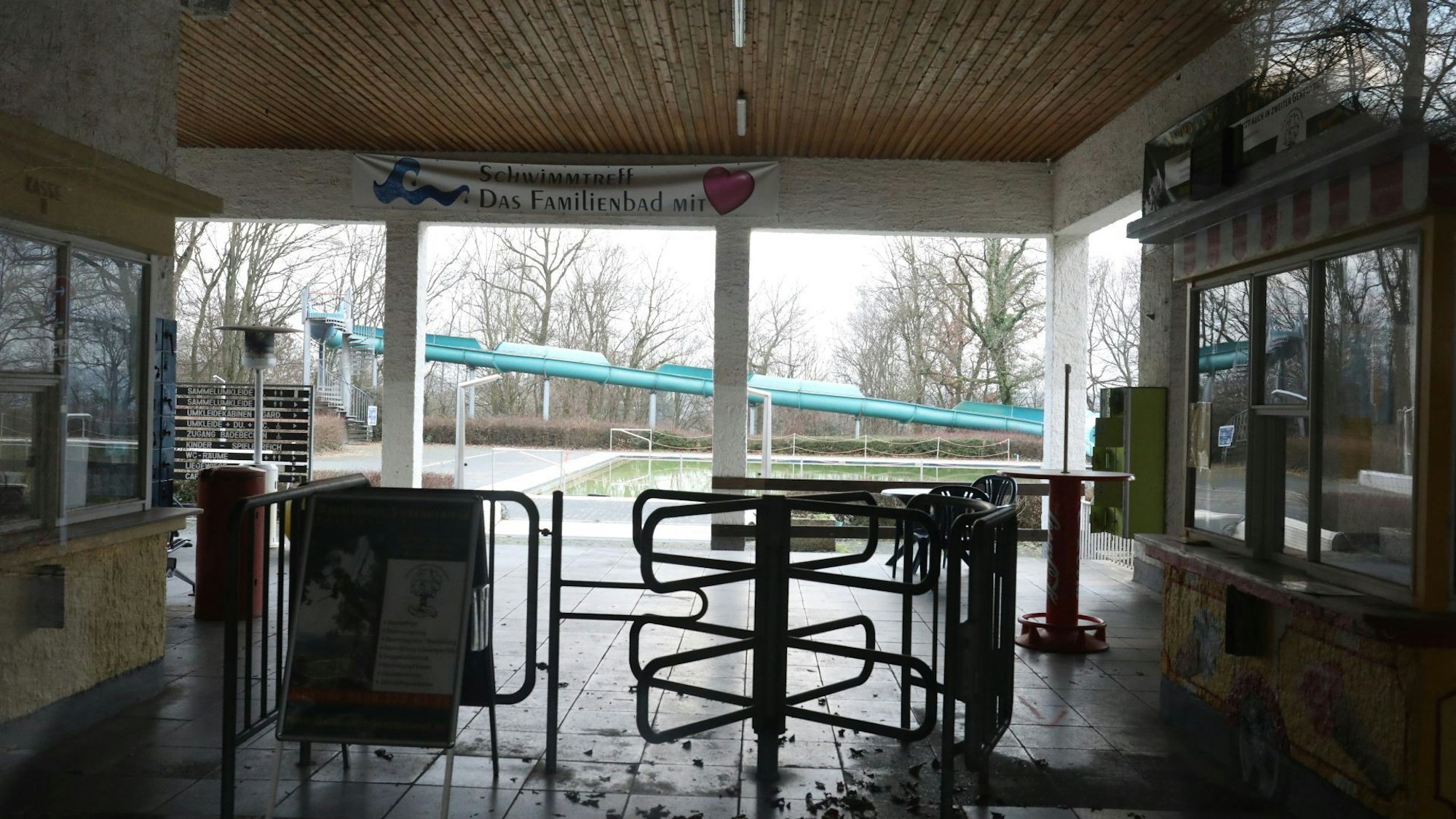 Der Eingangsbereich des Lemmerz-Freibades mit einem Drehkreuz.