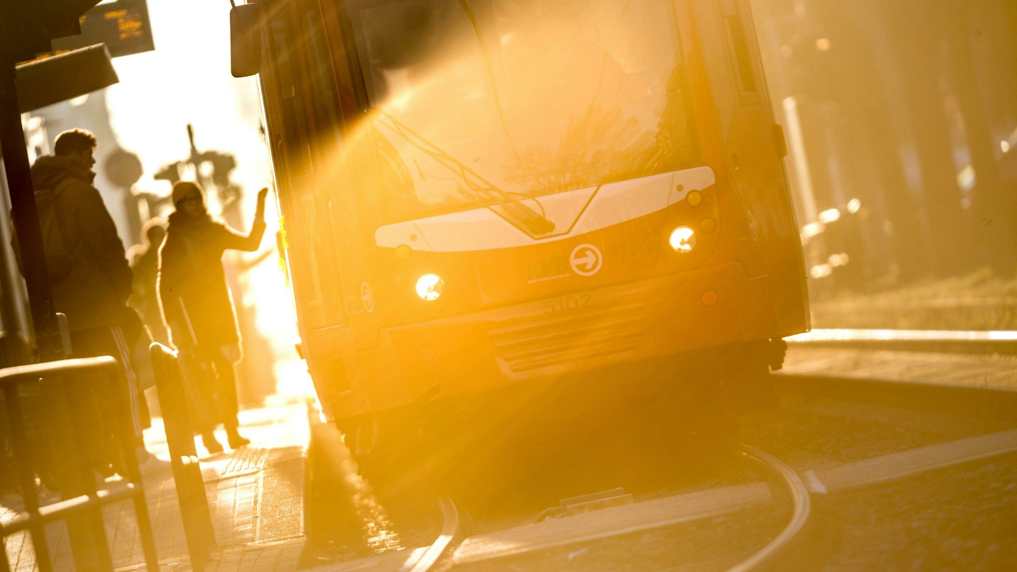 Eine Straßenbahn der KVB hält am Morgen an einer Station.