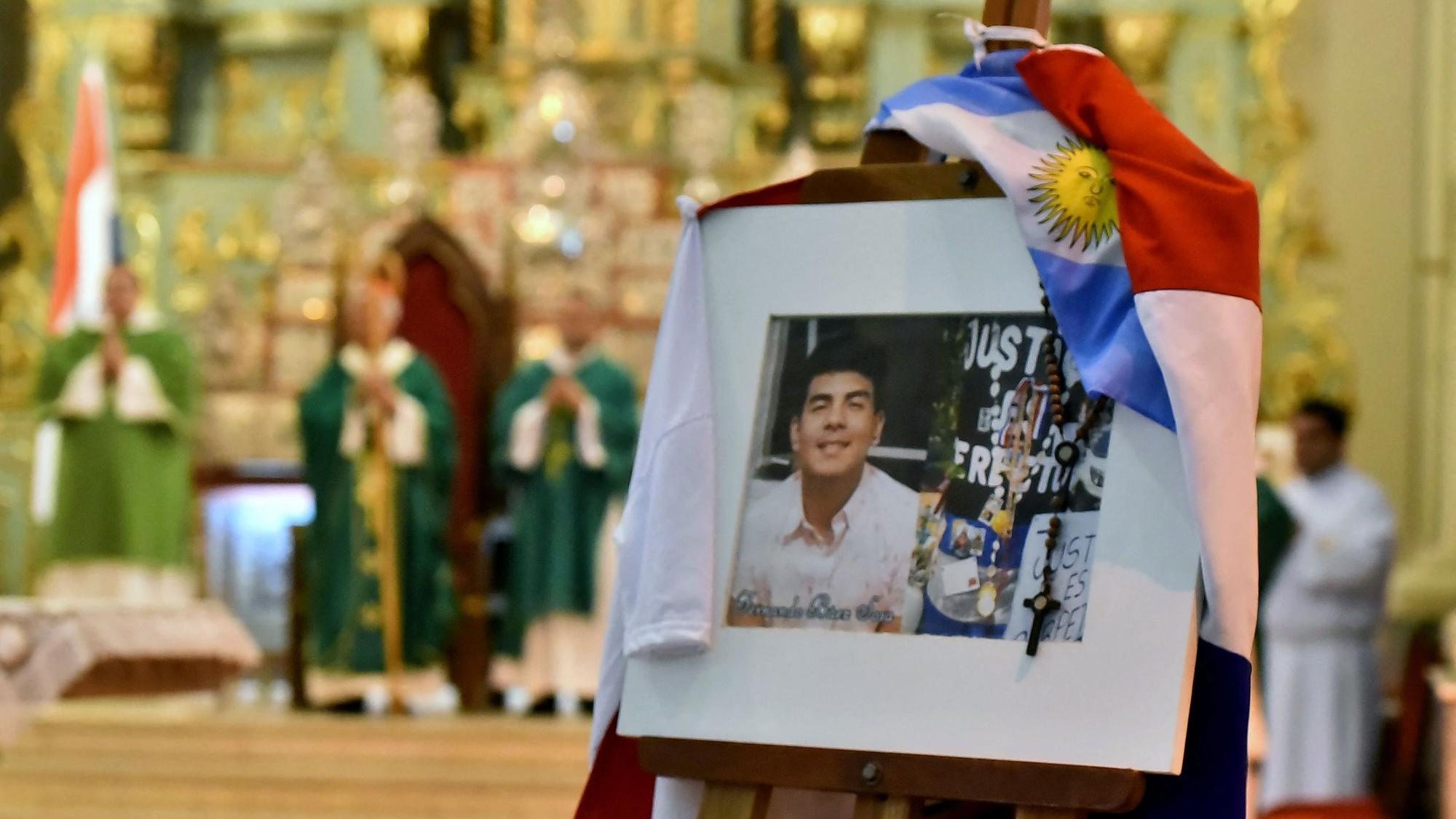 Das Bild zeigt ein Foto des 18-jährigen Opfers Fernando Báez Sosa bei der Gedenkmesse am 5. Februar 2023 in Asuncion
